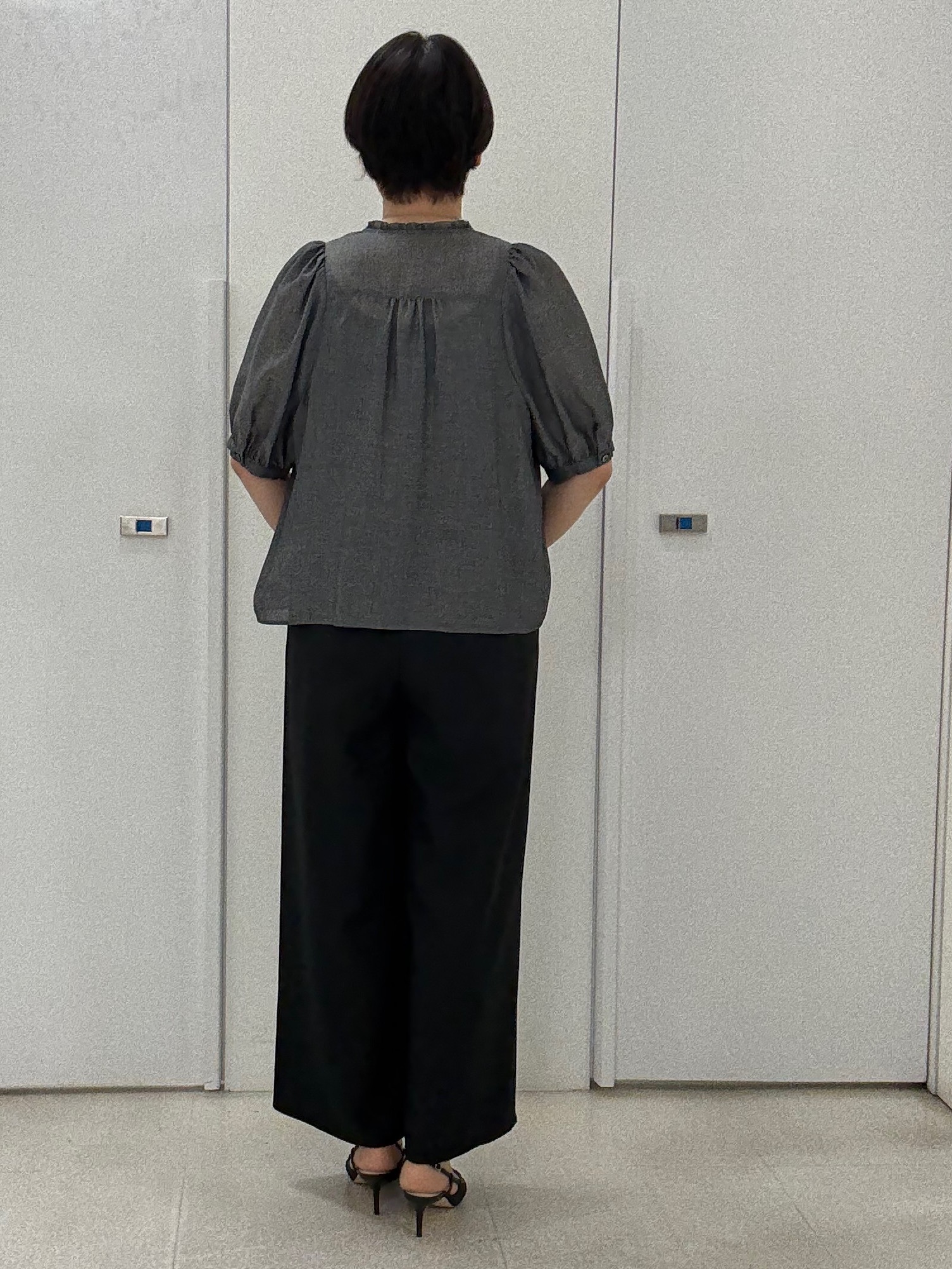 hIさんの「COUP DE CHANCE｜【手洗い可／セットアップ可】フリルネックブラウス」を使ったコーディネート