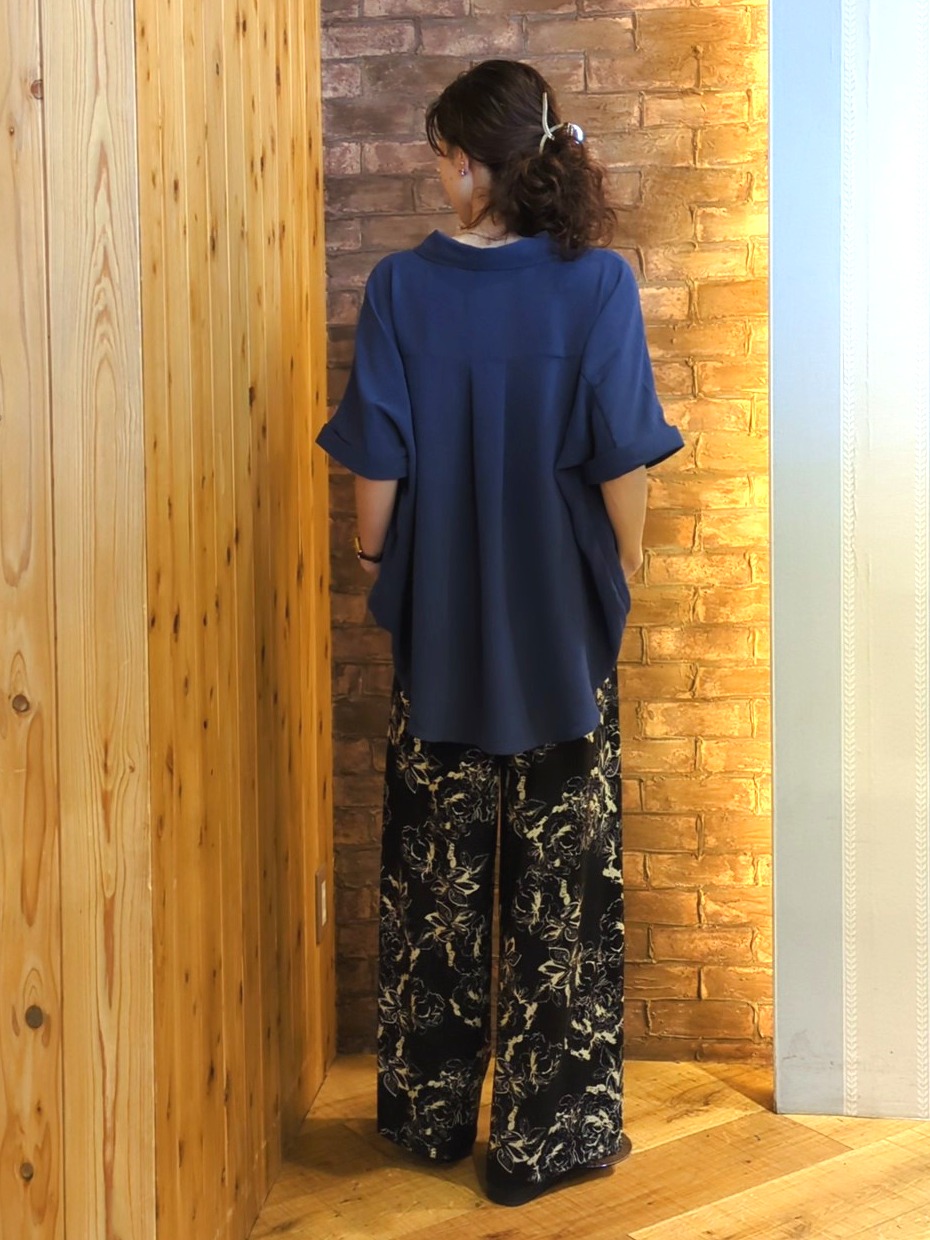 massuさんの「SHOO･LA･RUE｜【洗濯後しわになりにくい/体型カバー】二の腕も隠せる　お袖ロールアップ半袖シャツ」を使ったコーディネート