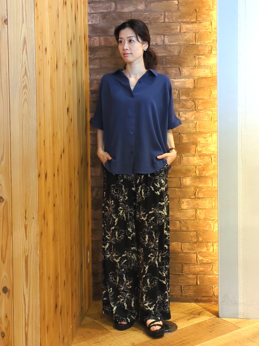 massuさんの「SHOO･LA･RUE｜【洗濯後しわになりにくい/体型カバー】二の腕も隠せる　お袖ロールアップ半袖シャツ」を使ったコーディネート