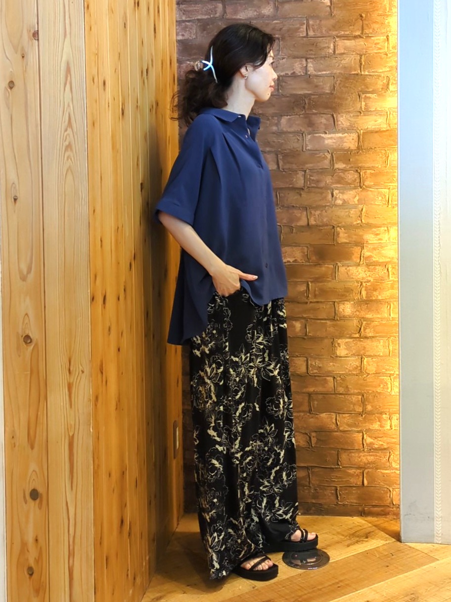 massuさんの「SHOO･LA･RUE｜【洗濯後しわになりにくい/体型カバー】二の腕も隠せる　お袖ロールアップ半袖シャツ」を使ったコーディネート