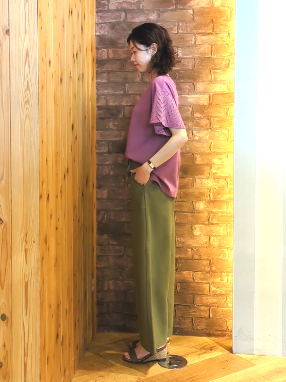 massuさんの「SHOO･LA･RUE｜【S-LL/洗濯機可/体型カバー】汗じみが気になりにくい お袖レースフレアTシャツ」を使ったコーディネート