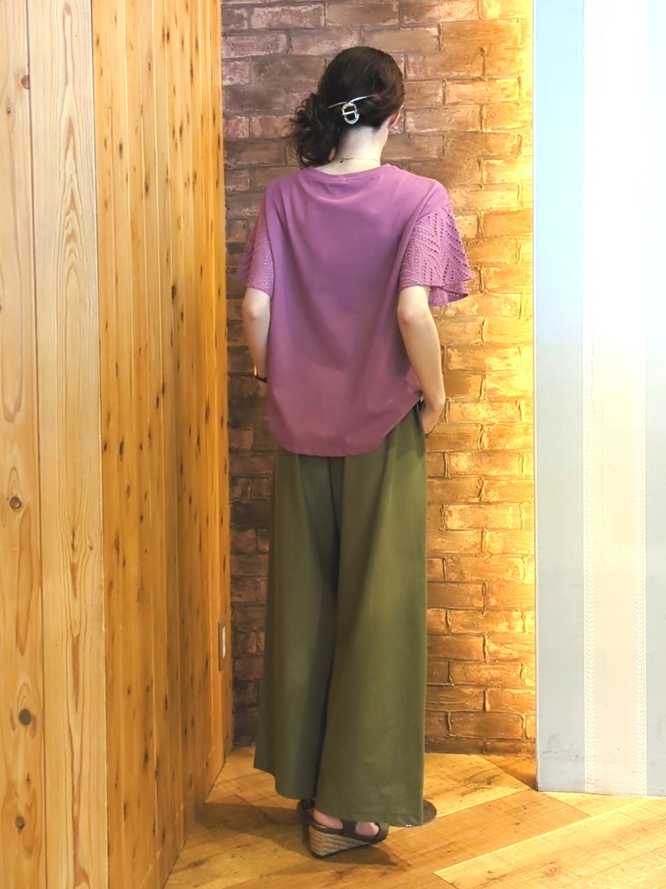 massuさんの「SHOO･LA･RUE｜【S-LL/洗濯機可/体型カバー】汗じみが気になりにくい お袖レースフレアTシャツ」を使ったコーディネート