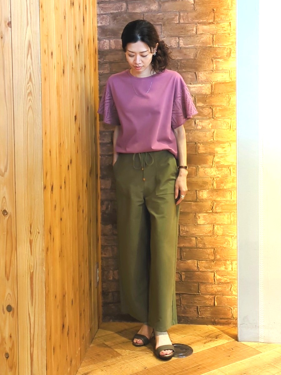 massuさんの「SHOO･LA･RUE｜【S-LL/洗濯機可/体型カバー】汗じみが気になりにくい お袖レースフレアTシャツ」を使ったコーディネート