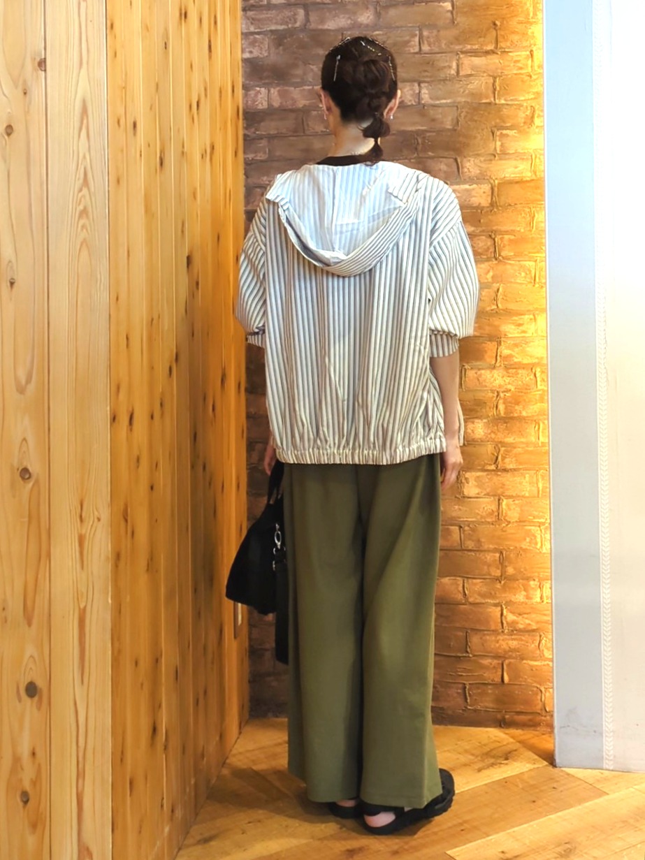 massuさんの「SHOO･LA･RUE｜【洗濯後しわになりにくい/S-LL】お顔も手の甲もしっかりカバー　日よけ・指穴付きUVパーカ」を使ったコーディネート