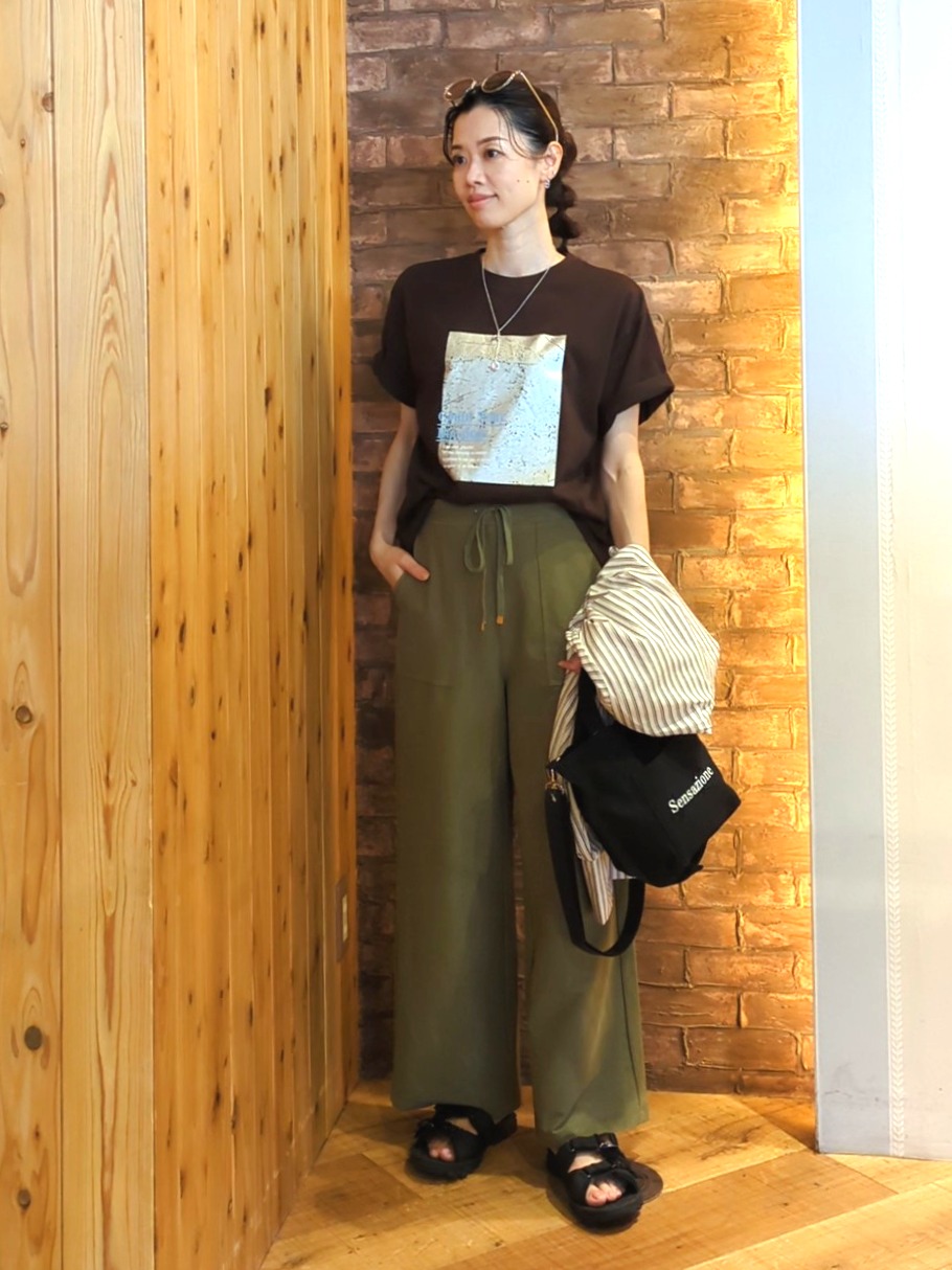 massuさんの「SHOO･LA･RUE｜【洗濯後しわになりにくい/S-LL】お顔も手の甲もしっかりカバー　日よけ・指穴付きUVパーカ」を使ったコーディネート