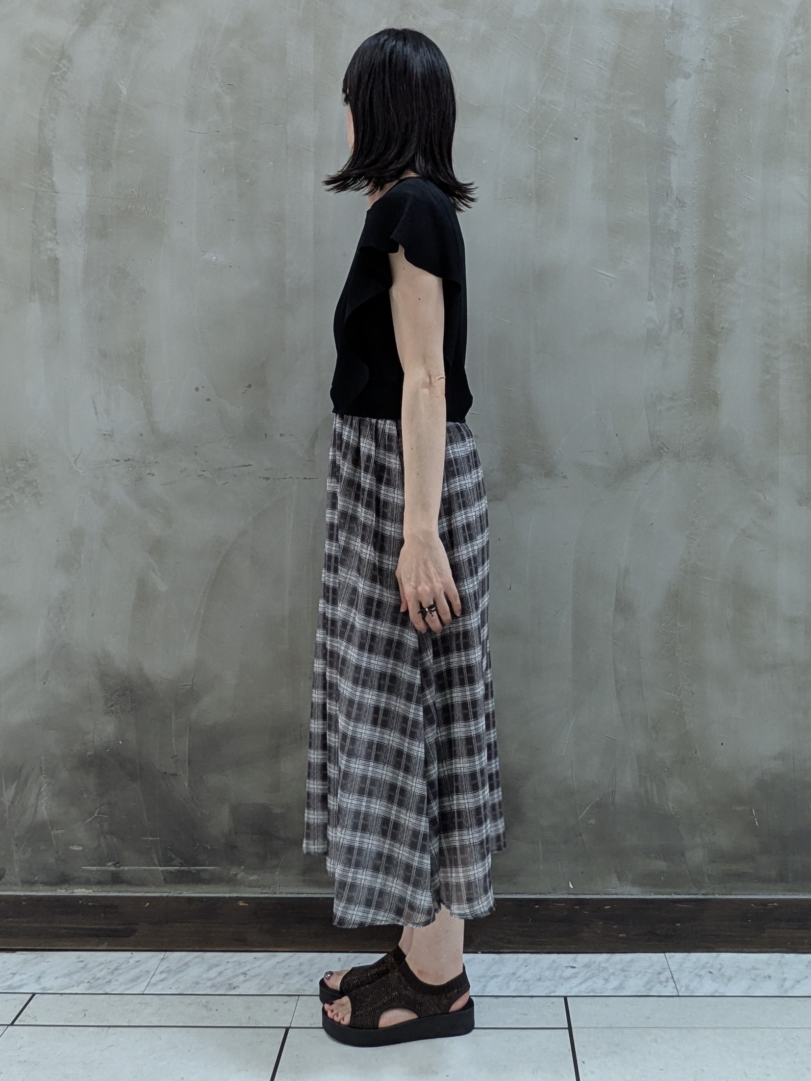 shioさんの「grove｜【低身長さんも選べる着丈・洗濯機◎】1枚で華やか 肩フリルニットドッキングワンピース」を使ったコーディネート