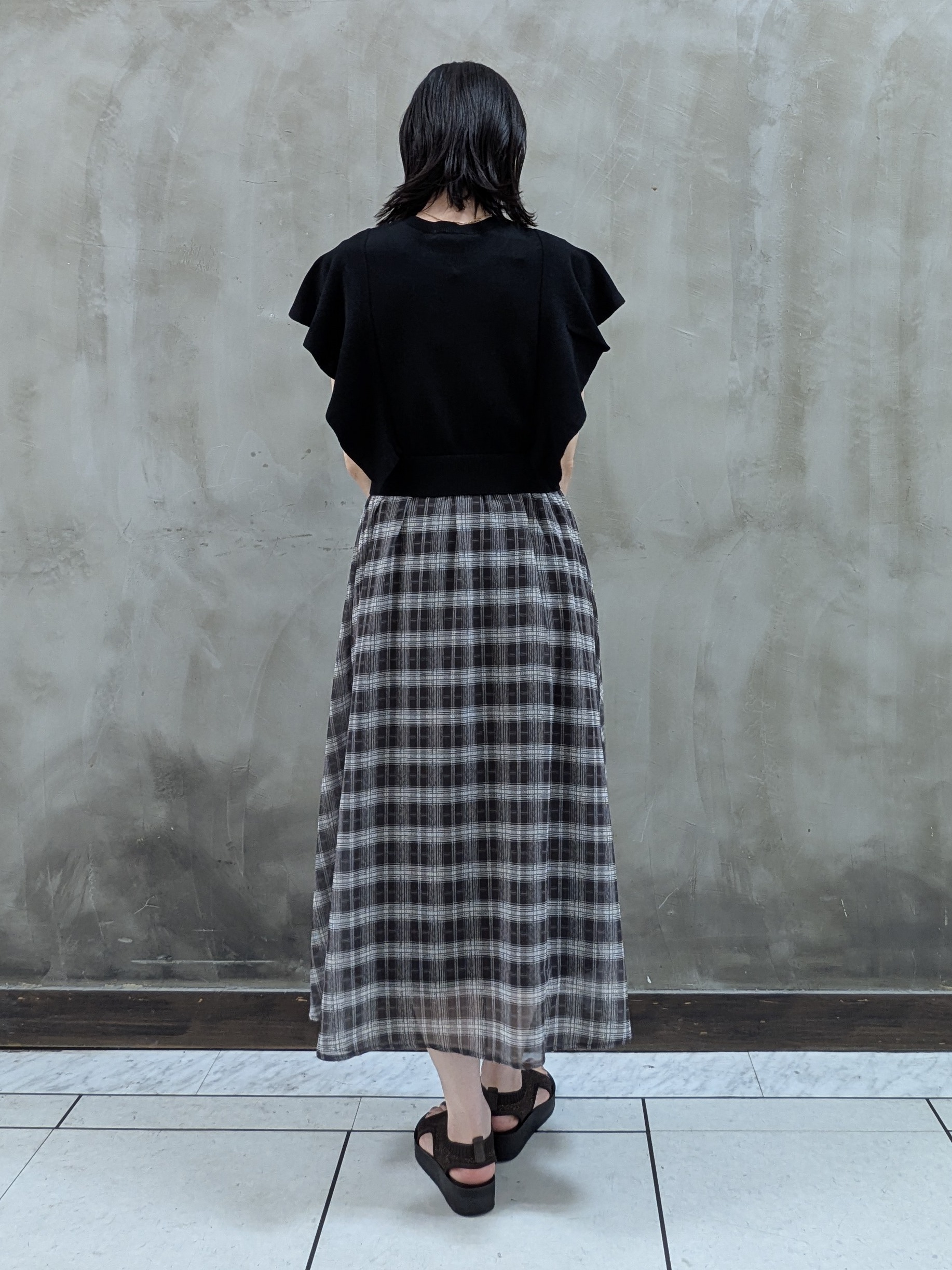 shioさんの「grove｜【低身長さんも選べる着丈・洗濯機◎】1枚で華やか 肩フリルニットドッキングワンピース」を使ったコーディネート