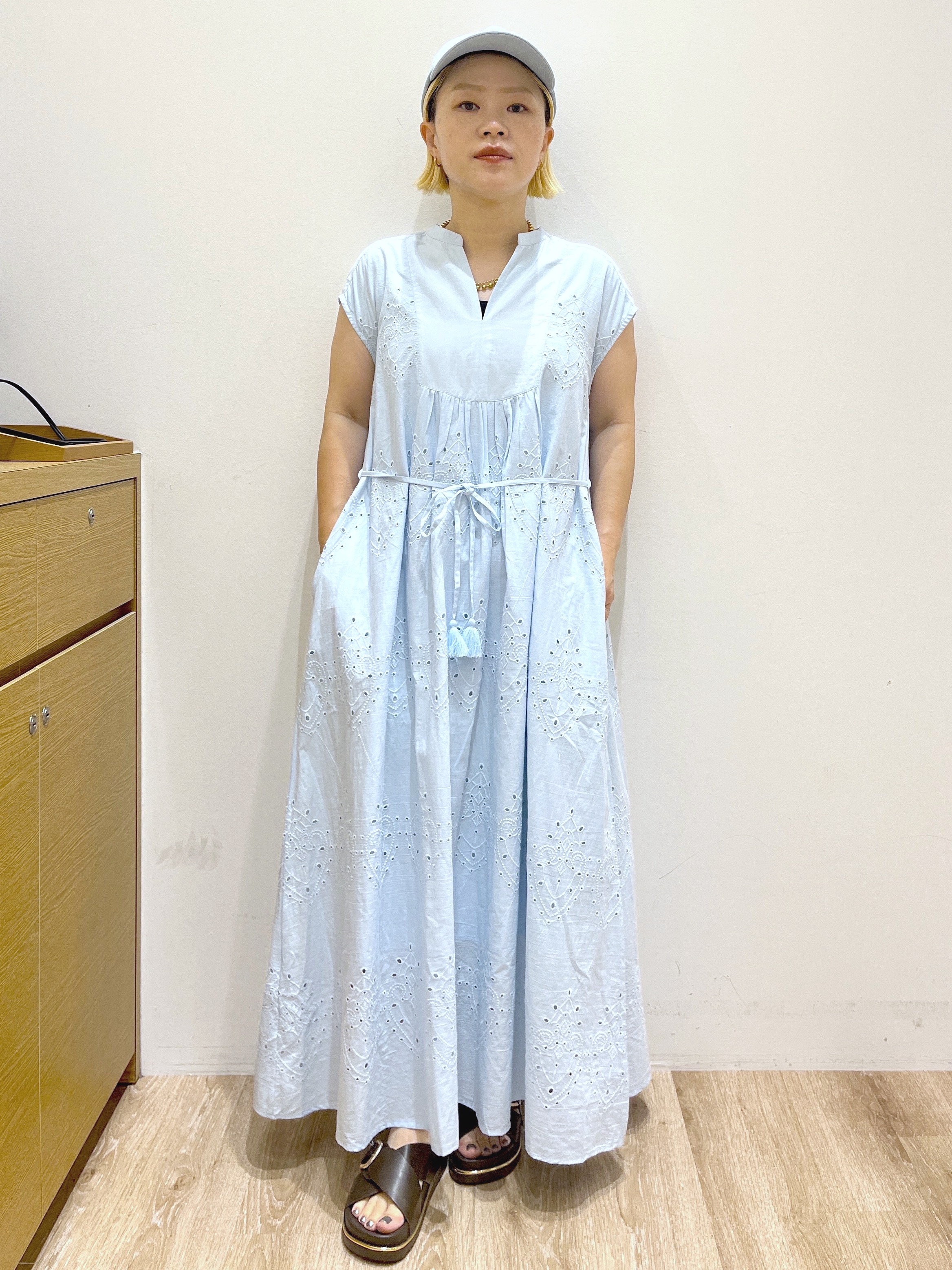 くーみーさんの「OPAQUE.CLIP｜アイレットレース刺繍ワンピース【洗える】」を使ったコーディネート