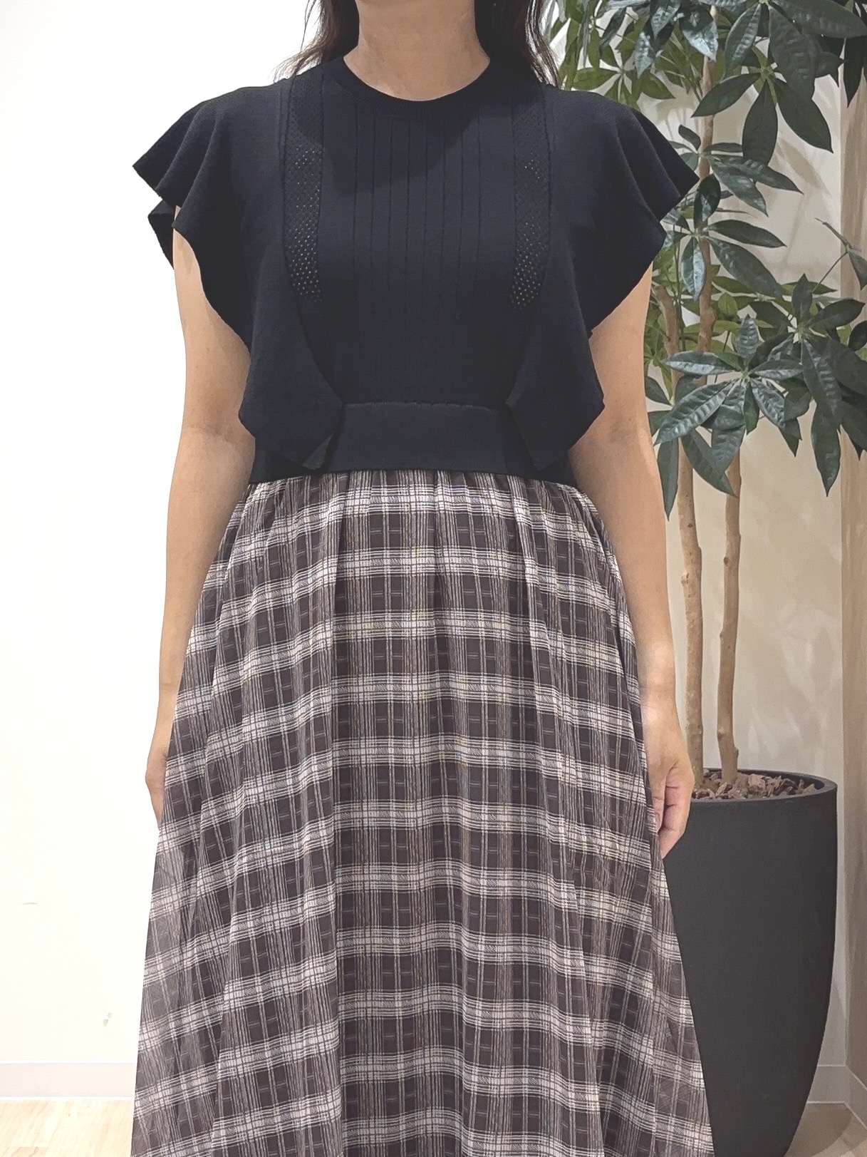 miraiさんの「grove｜【低身長さんも選べる着丈・洗濯機◎】1枚で華やか 肩フリルニットドッキングワンピース」を使ったコーディネート