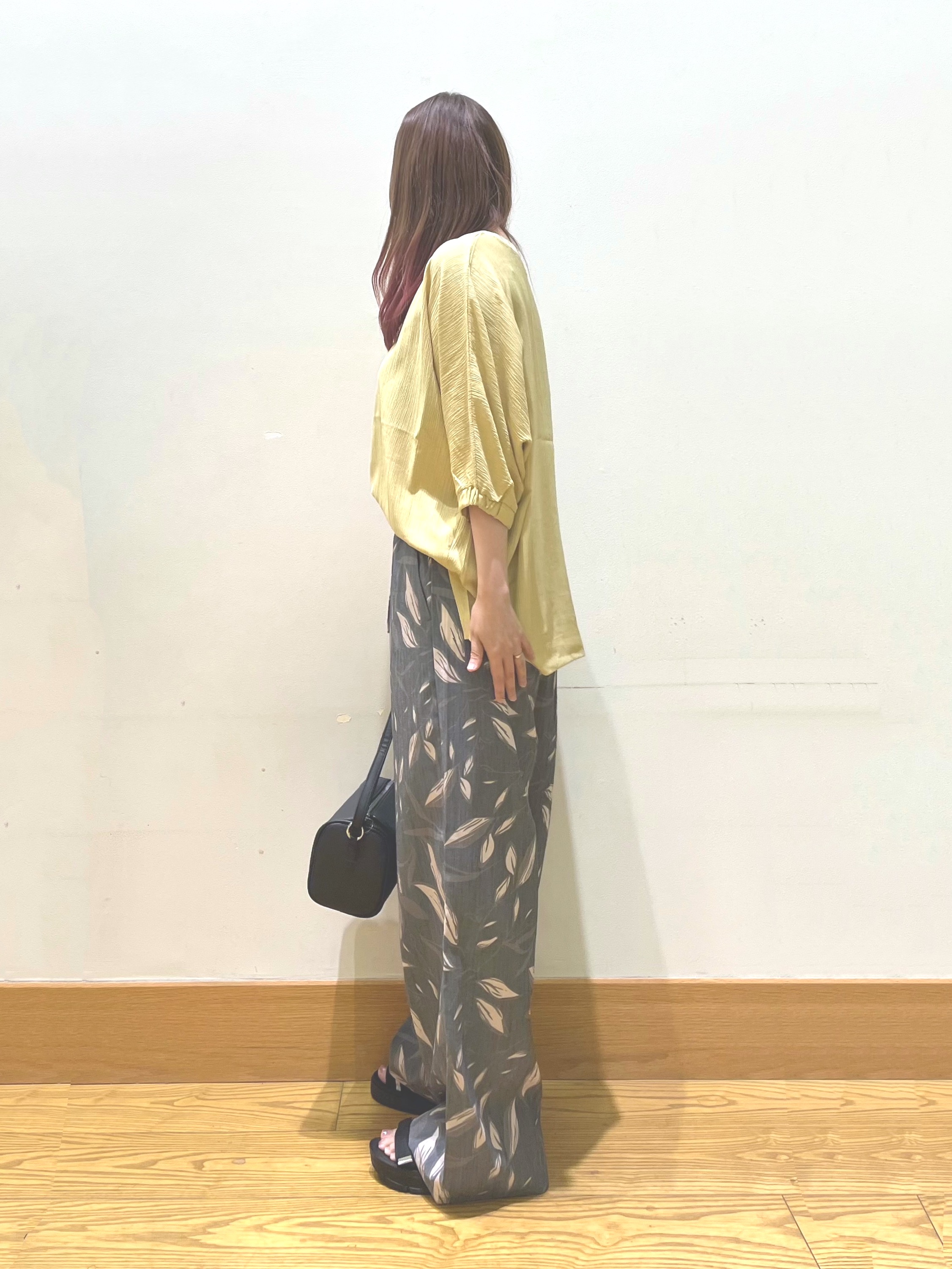 ゆっきーさんの「SHOO･LA･RUE｜【インせず着られる/洗濯後しわになりにくい】しぼしぼドルマンブラウス」を使ったコーディネート