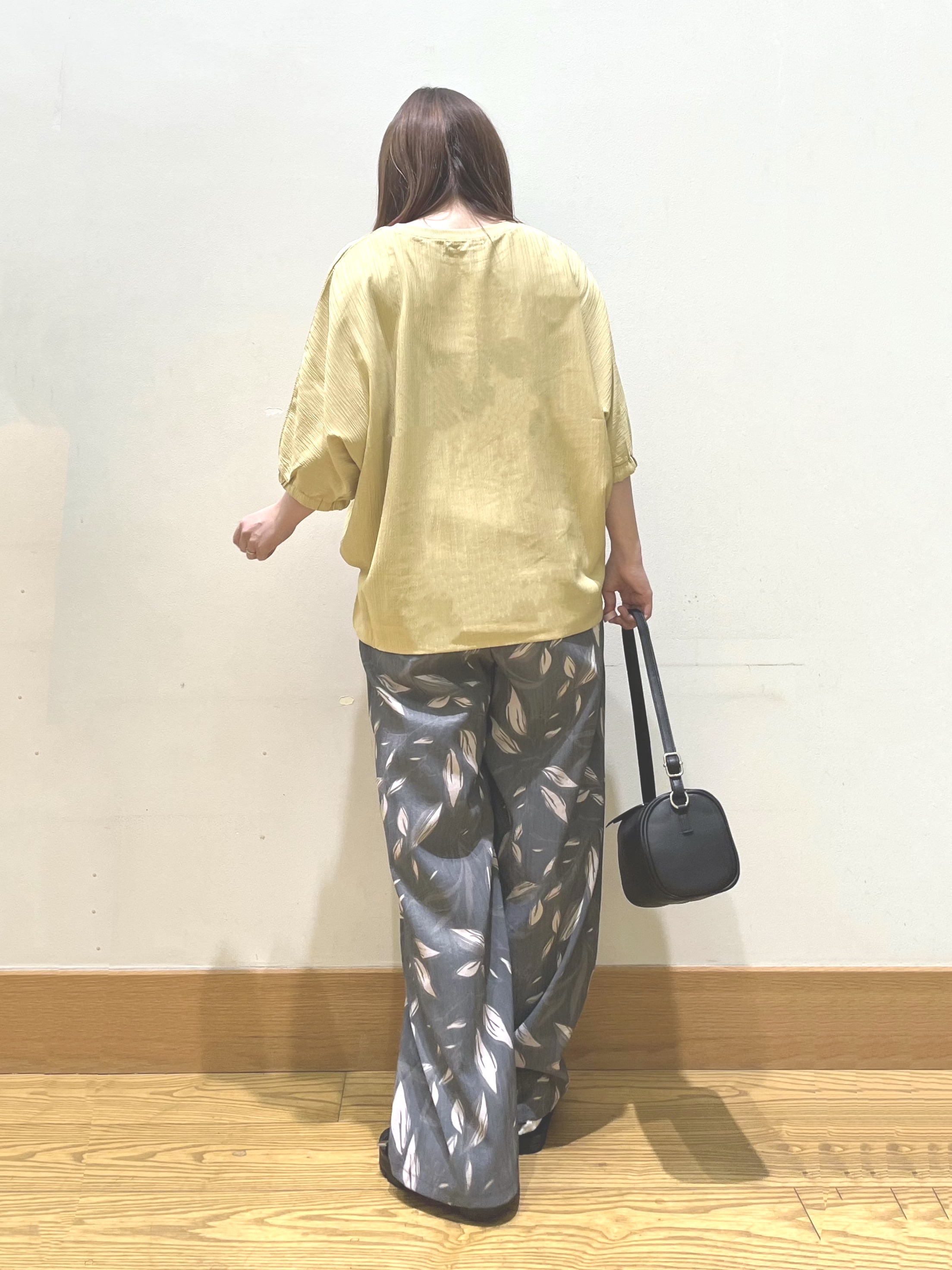 ゆっきーさんの「SHOO･LA･RUE｜【インせず着られる/洗濯後しわになりにくい】しぼしぼドルマンブラウス」を使ったコーディネート