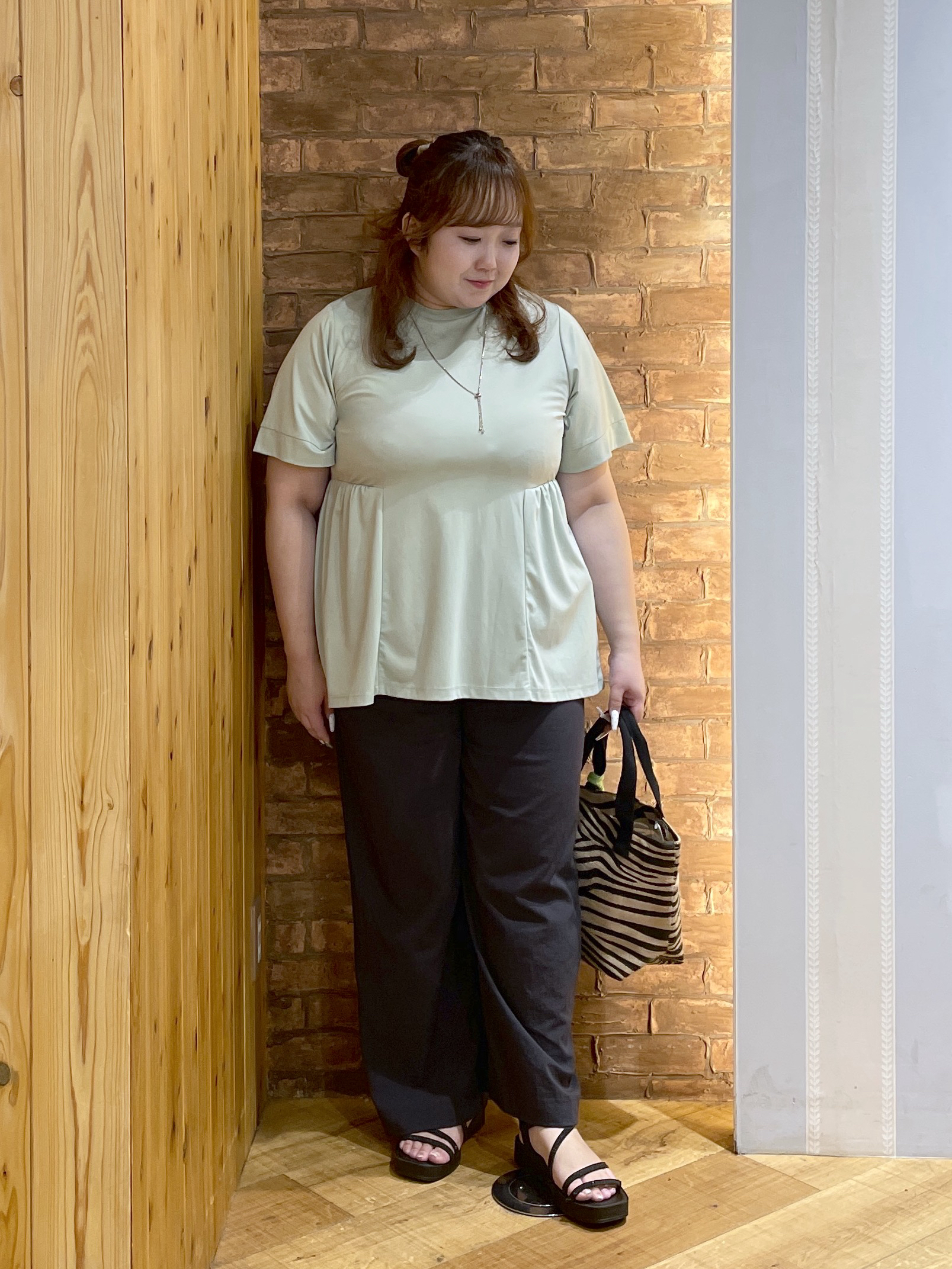 Risaさんの「SHOO･LA･RUE｜【S-LL/洗濯機可/UV】インせず着られる サイドギャザー切替トップス」を使ったコーディネート