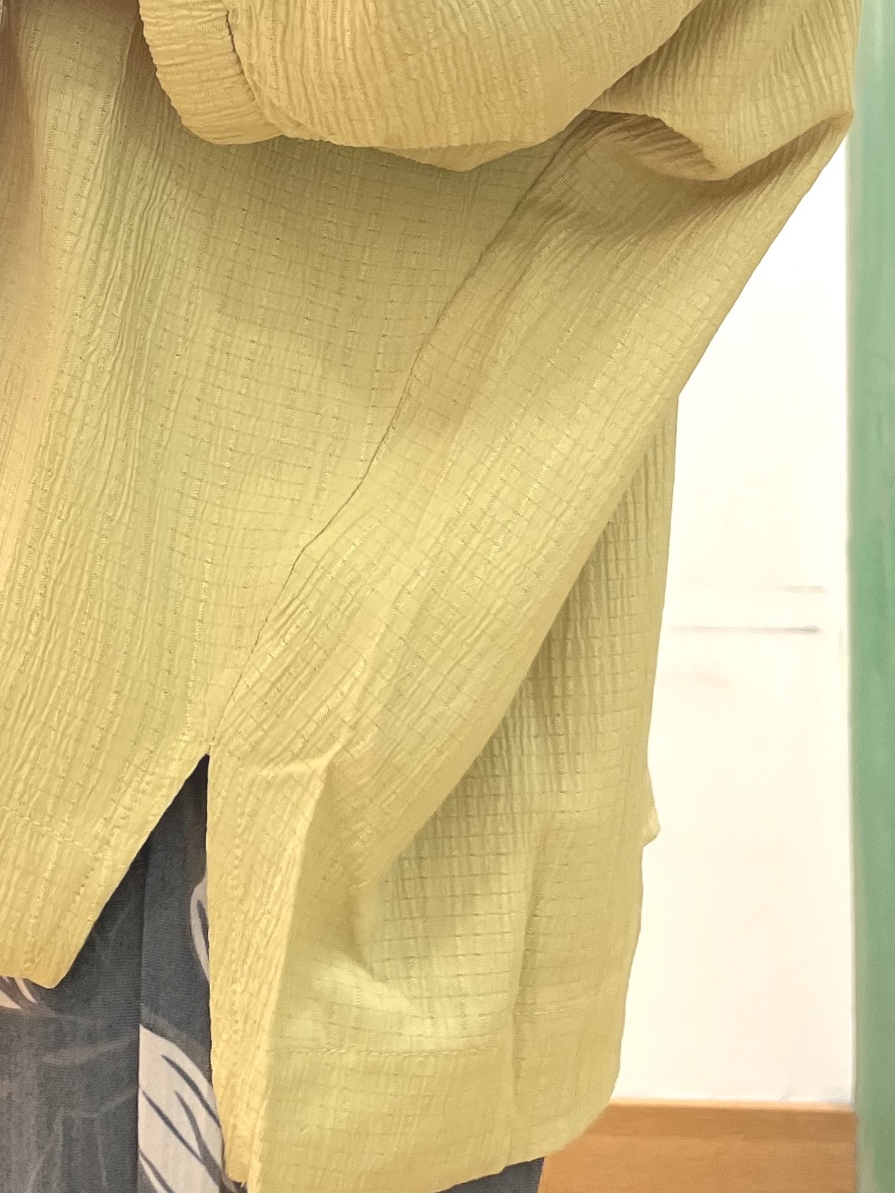ゆっきーさんの「SHOO･LA･RUE｜【インせず着られる/洗濯後しわになりにくい】しぼしぼドルマンブラウス」を使ったコーディネート