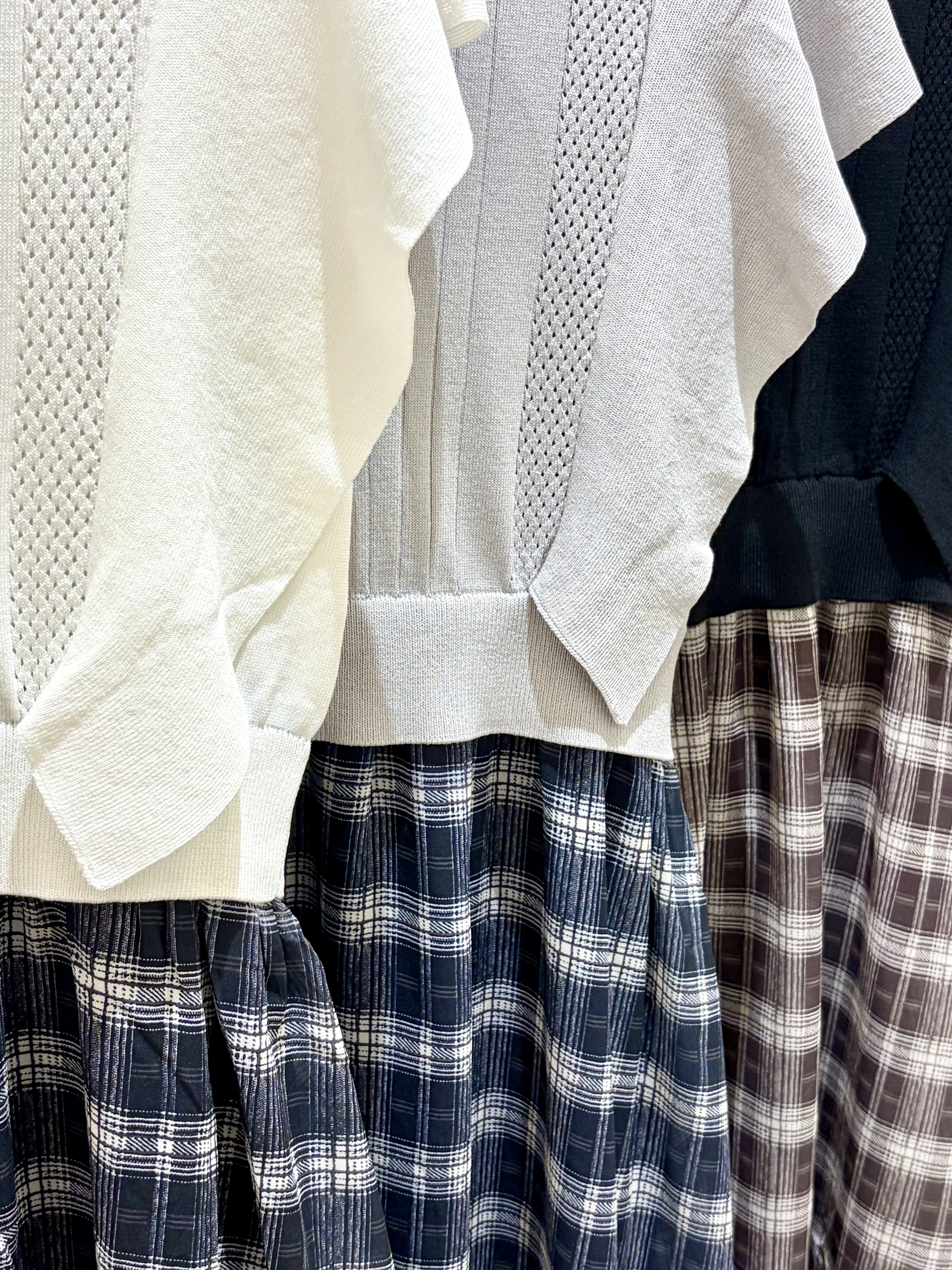 kikiさんの「grove｜【低身長さんも選べる着丈・洗濯機◎】1枚で華やか 肩フリルニットドッキングワンピース」を使ったコーディネート