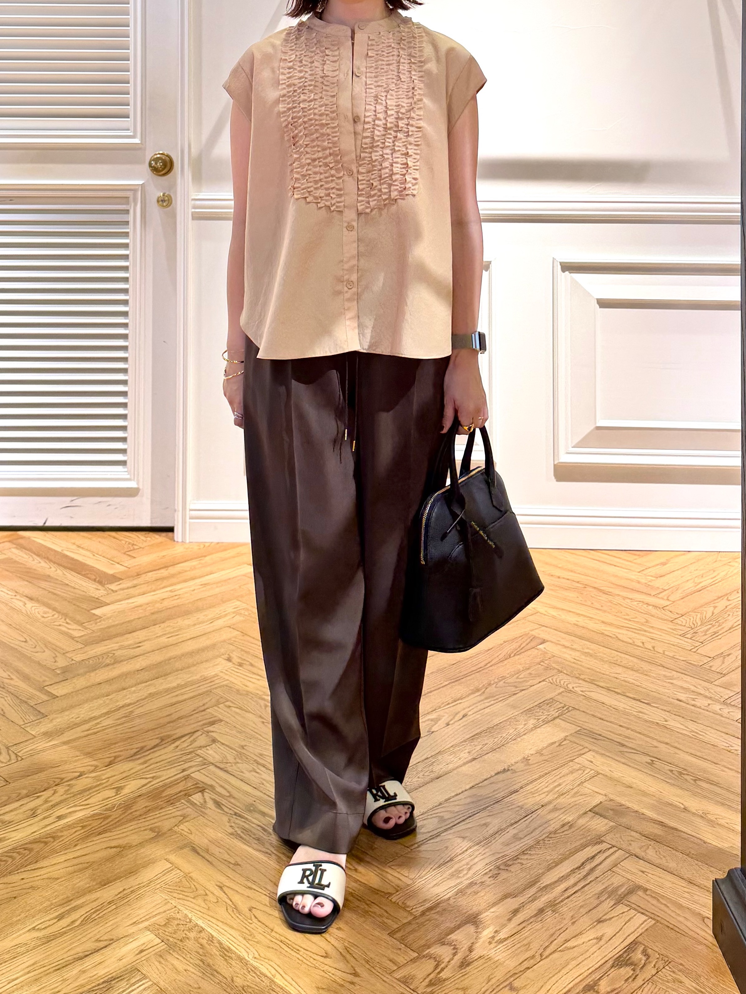 つじ まこさんの「DRESSTERIOR｜フレンチスリーブ　フリルブラウス」を使ったコーディネート