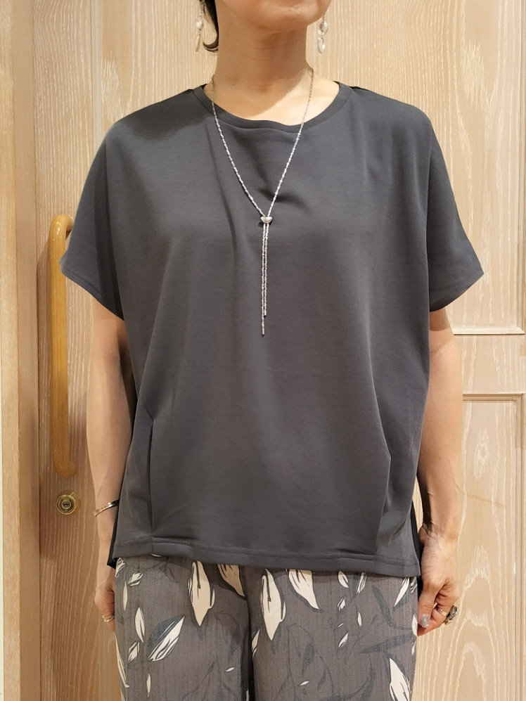 YUKIさんの「SHOO･LA･RUE｜【UV/抗菌防臭/洗濯機可】ヒップまわりを自然にカバー 異素材ドッキング 裾タックトップス」を使ったコーディネート