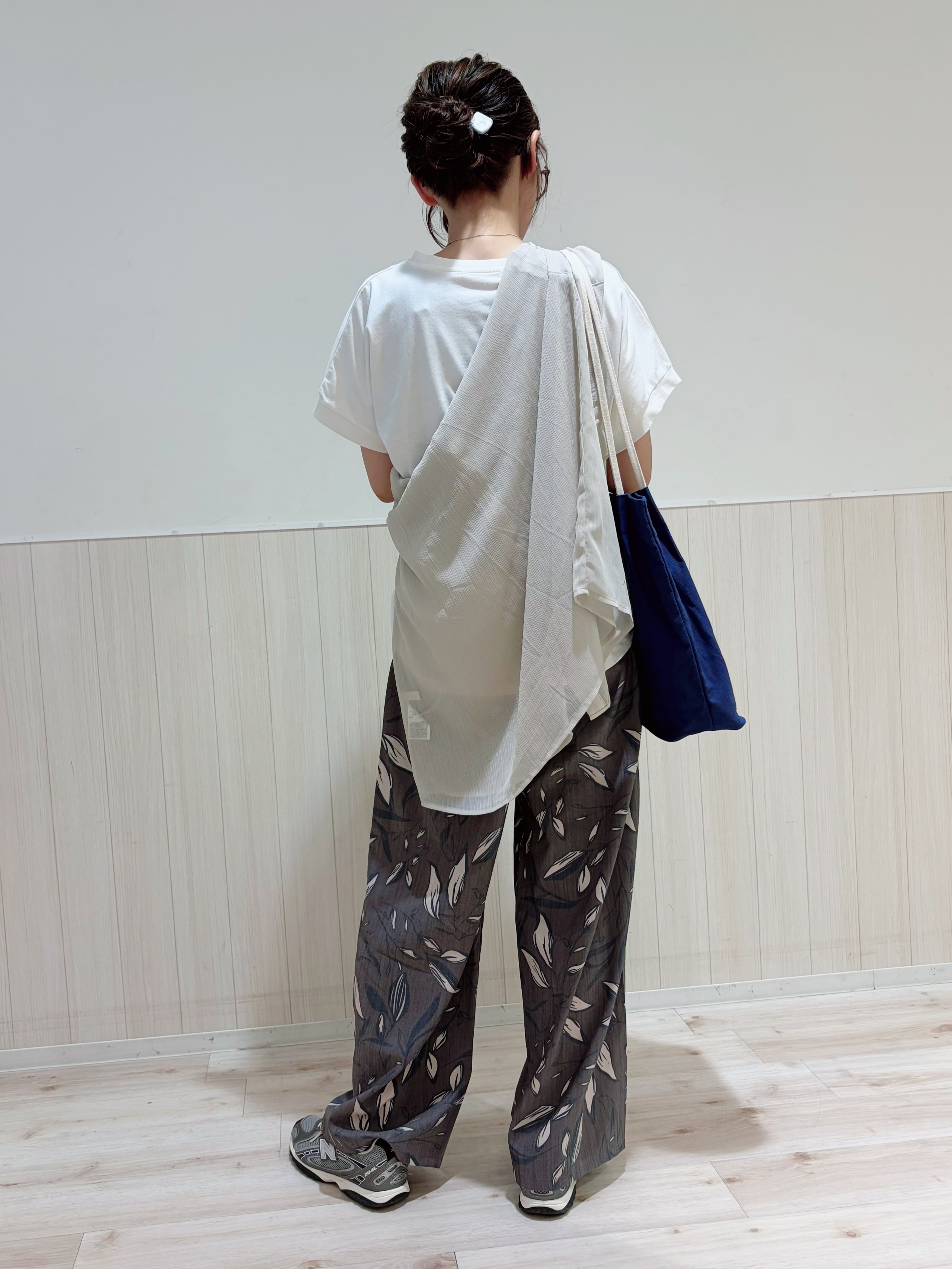 りょうちんさんの「SHOO･LA･RUE｜【汗じみ防止/S-LL/体型カバー/洗濯機可】汗じみが気になりにくい 大人の刺繍ロゴTシャツ」を使ったコーディネート