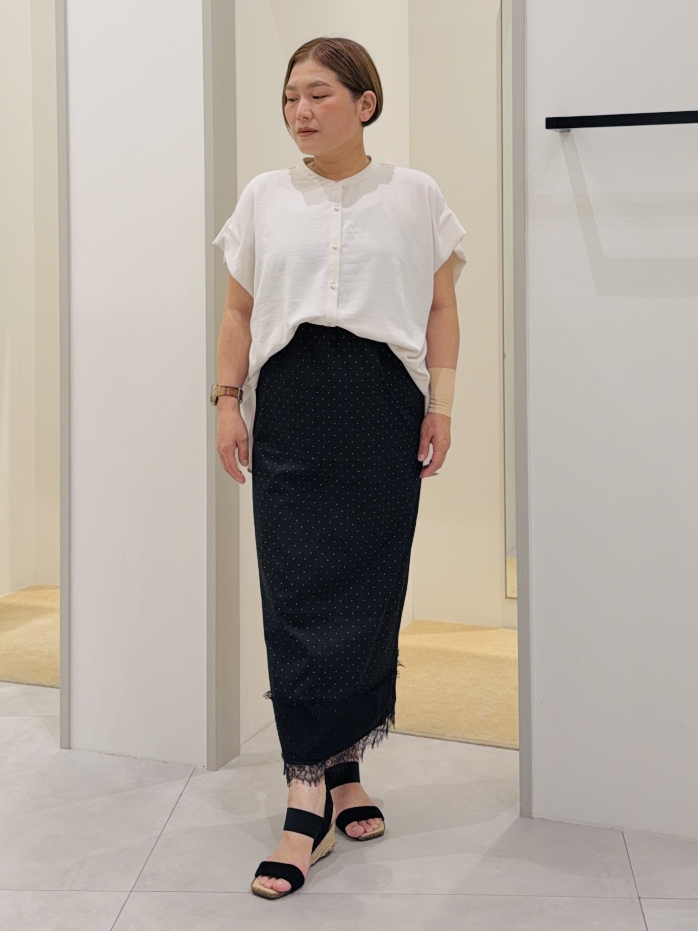 タナさんの「THE SHOP TK｜【防シワ/UV/セットアップ可】やみつきになる とろみバンドカラーブラウス」を使ったコーディネート