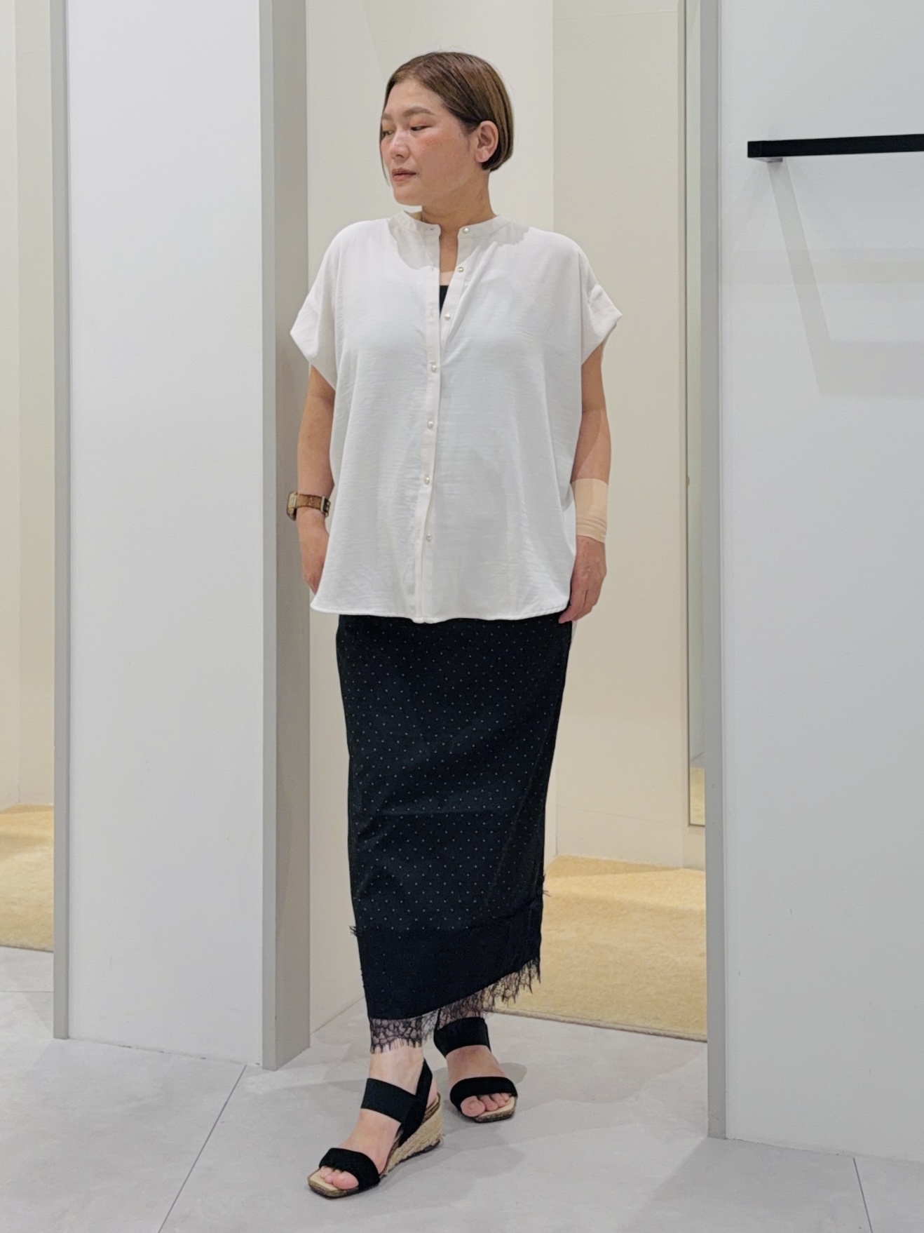 タナさんの「THE SHOP TK｜【防シワ/UV/セットアップ可】やみつきになる とろみバンドカラーブラウス」を使ったコーディネート