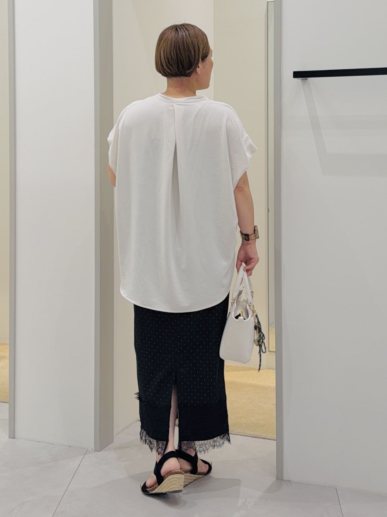 タナさんの「THE SHOP TK｜【防シワ/UV/セットアップ可】やみつきになる とろみバンドカラーブラウス」を使ったコーディネート