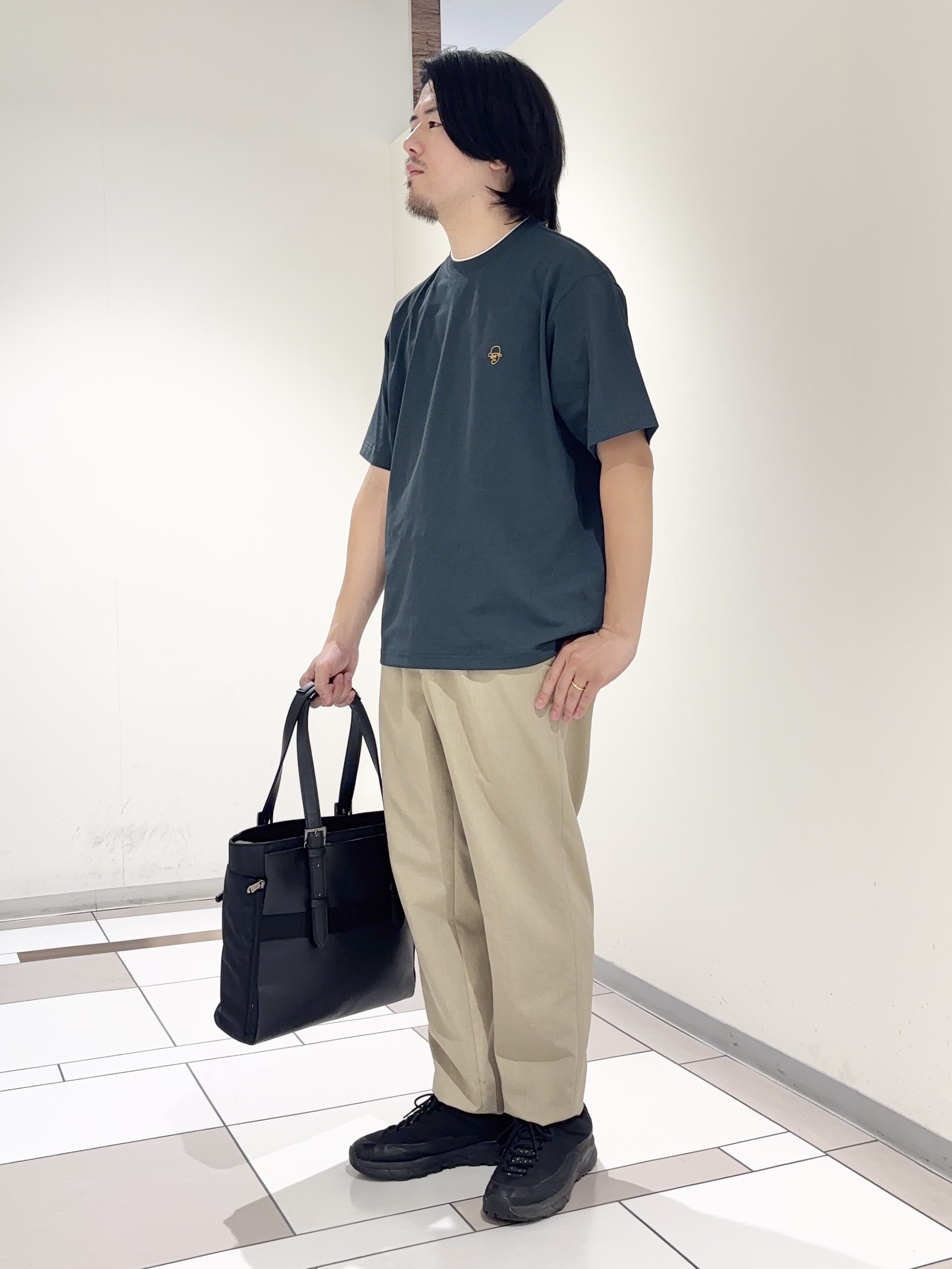 及川さんの「TAKEO KIKUCHI｜【汗染み軽減/接触冷感】フェイクレイヤード ワンポイント刺繍Ｔシャツ」を使ったコーディネート