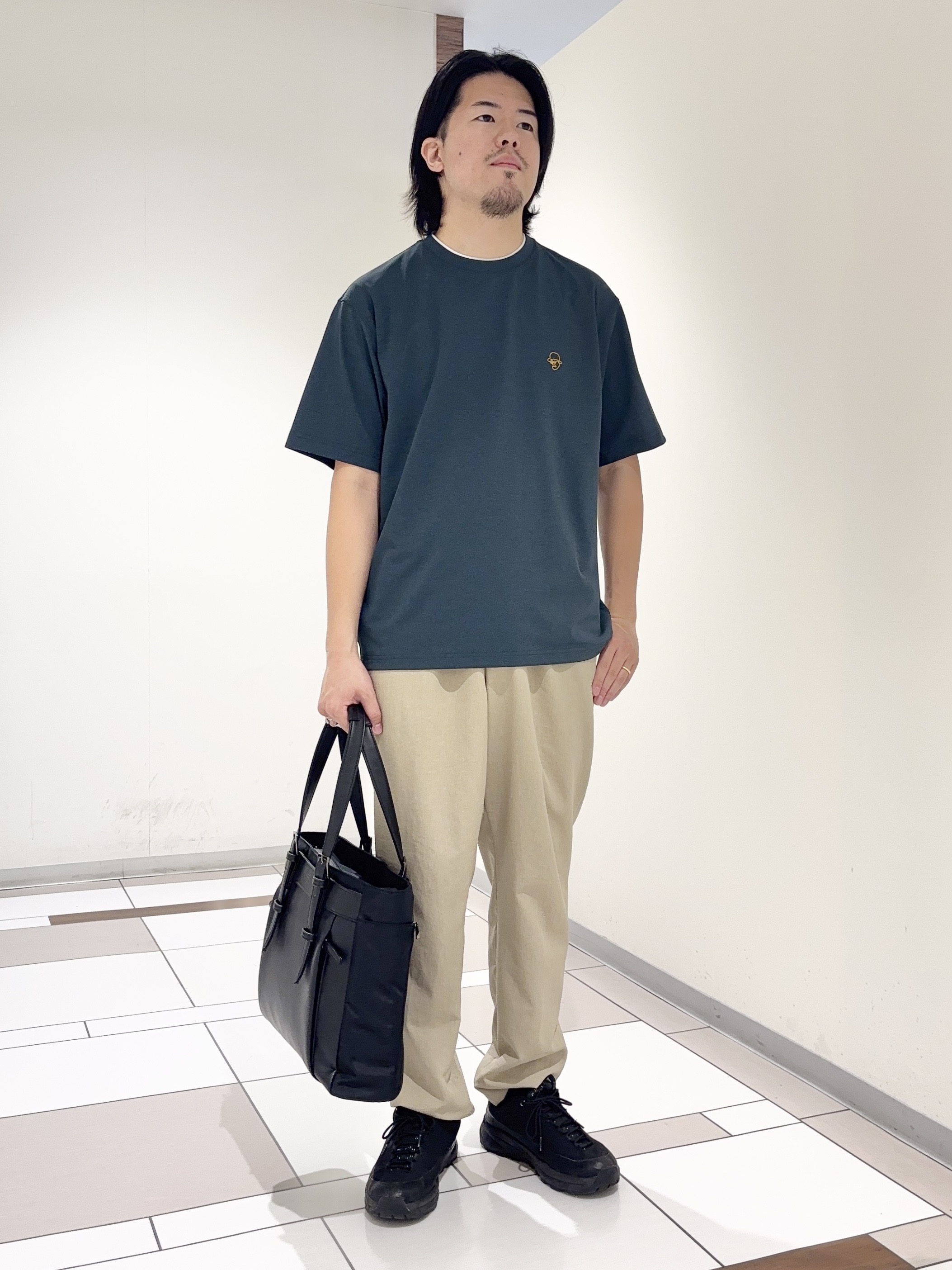 及川さんの「TAKEO KIKUCHI｜【汗染み軽減/接触冷感】フェイクレイヤード ワンポイント刺繍Ｔシャツ」を使ったコーディネート