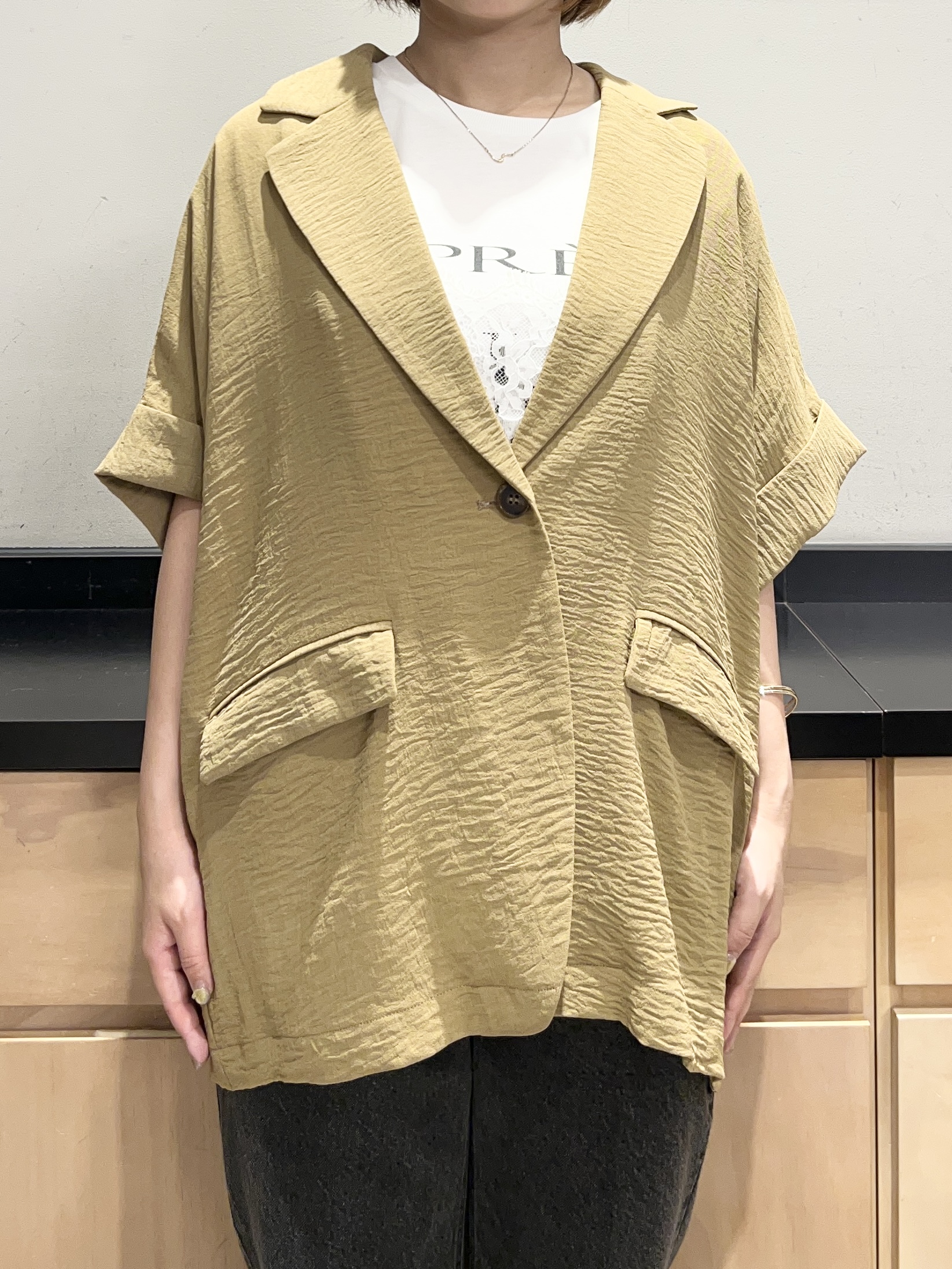 かのさんの「THE SHOP TK｜【吸水速乾/UV/防しわ】軽く羽織りたい半袖ジャケット」を使ったコーディネート