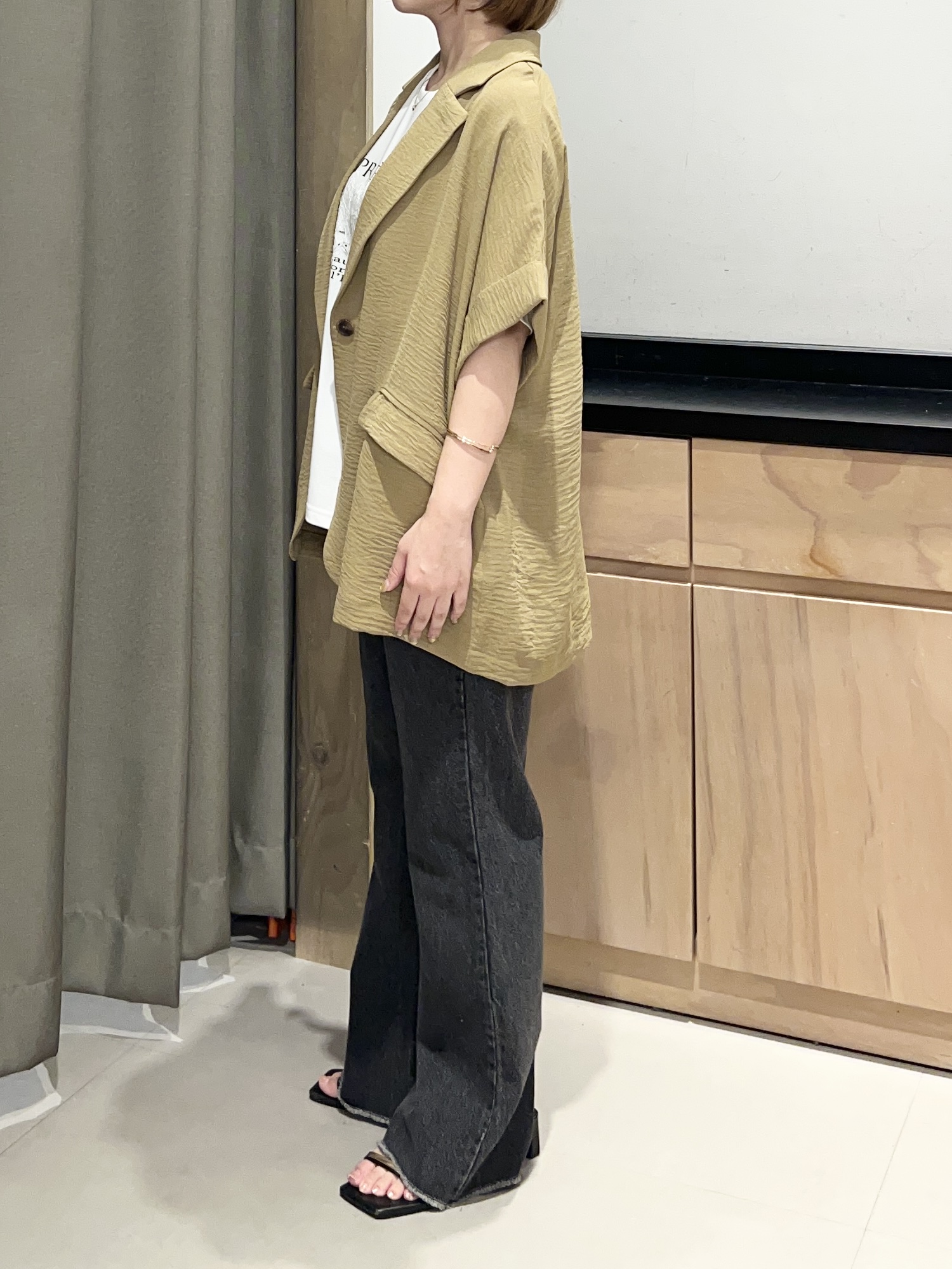 かのさんの「THE SHOP TK｜【吸水速乾/UV/防しわ】軽く羽織りたい半袖ジャケット」を使ったコーディネート