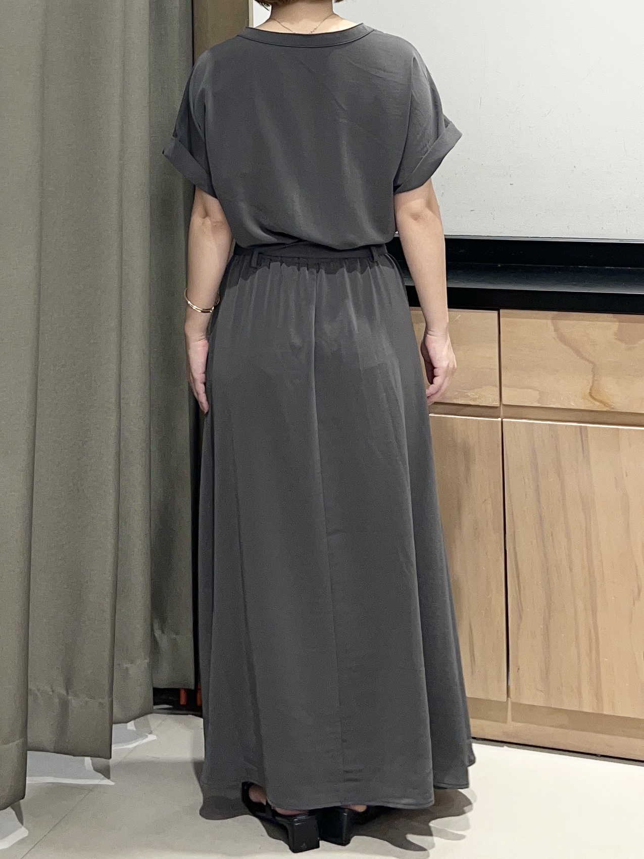 かのさんの「THE SHOP TK｜【M-XL/防しわ/UV】やみつきになる とろみスキッパーワンピース」を使ったコーディネート