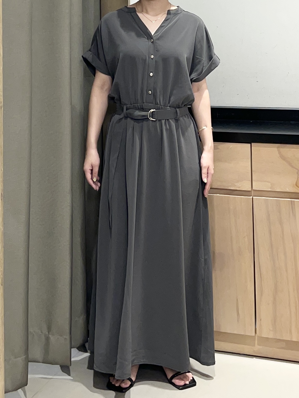 かのさんの「THE SHOP TK｜【M-XL/防しわ/UV】やみつきになる とろみスキッパーワンピース」を使ったコーディネート
