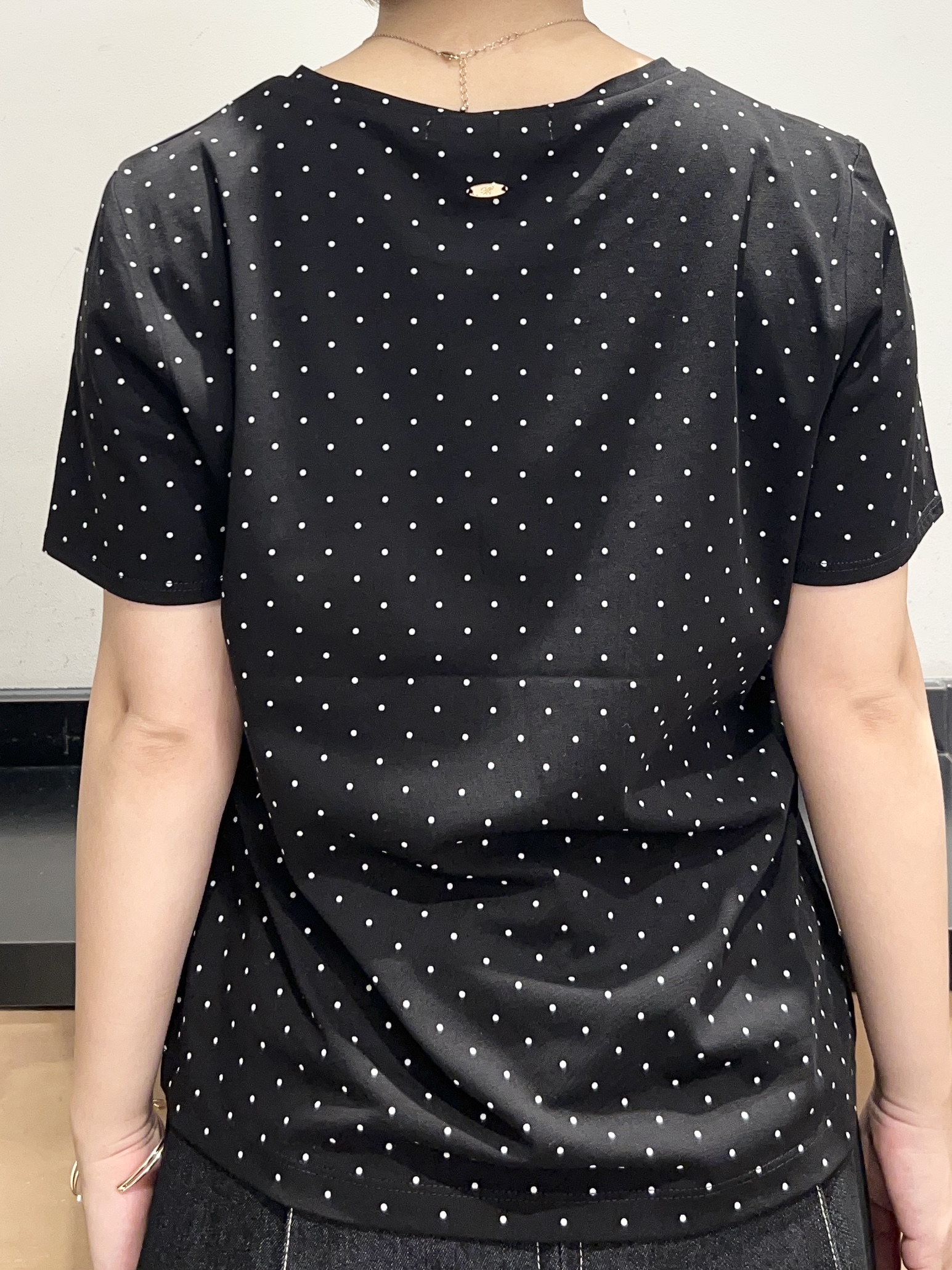 かのさんの「THE SHOP TK｜大人にちょうどいい チャーム付きドット柄Tシャツ」を使ったコーディネート
