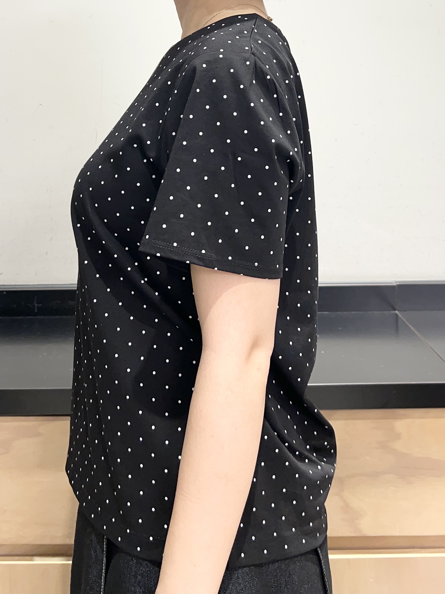 かのさんの「THE SHOP TK｜大人にちょうどいい チャーム付きドット柄Tシャツ」を使ったコーディネート