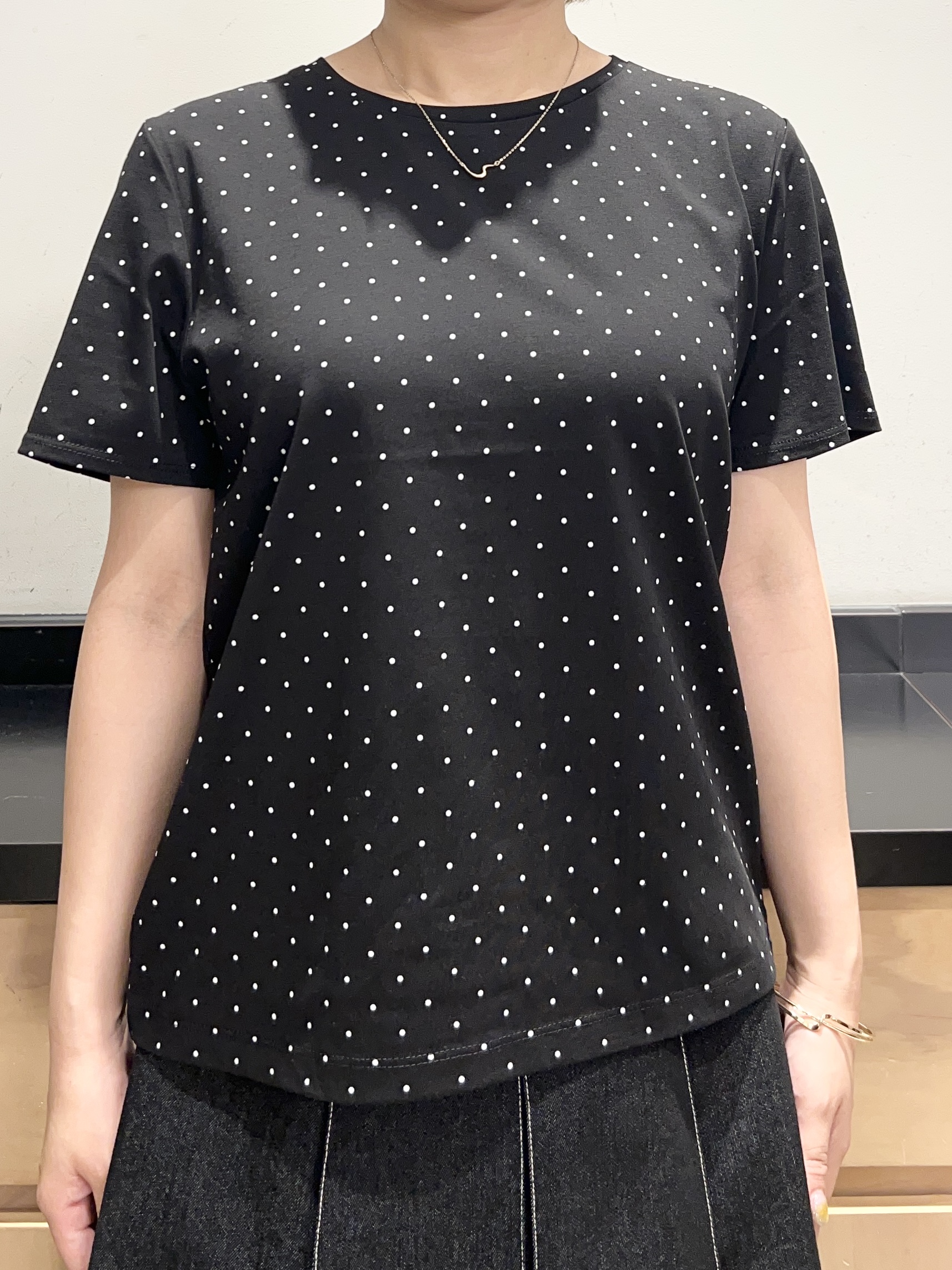 かのさんの「THE SHOP TK｜大人にちょうどいい チャーム付きドット柄Tシャツ」を使ったコーディネート