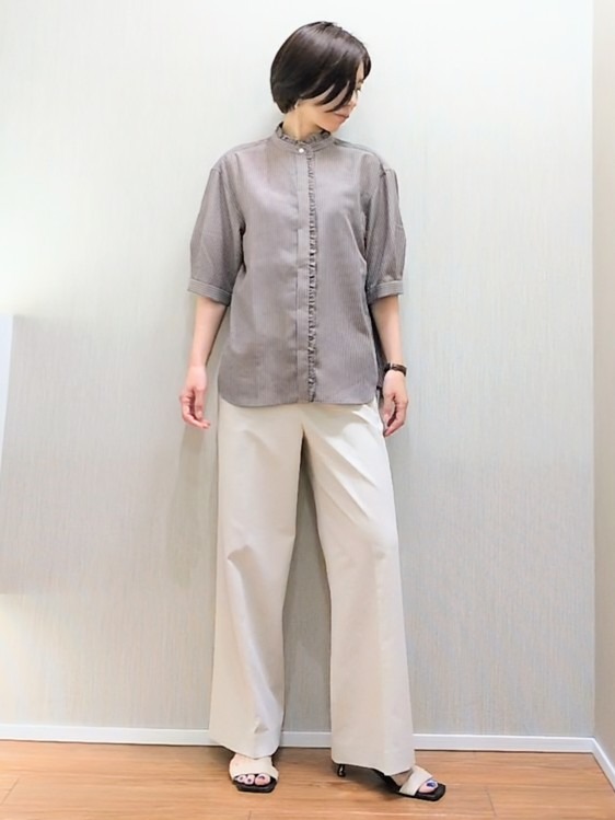 ミズタさんの「UNTITLED｜【接触冷感/通気性/洗える】スタンドカラーフリルブラウス」を使ったコーディネート