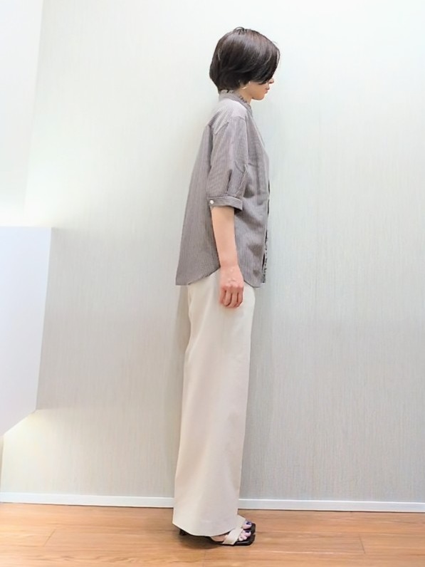 ミズタさんの「UNTITLED｜【接触冷感/通気性/洗える】スタンドカラーフリルブラウス」を使ったコーディネート