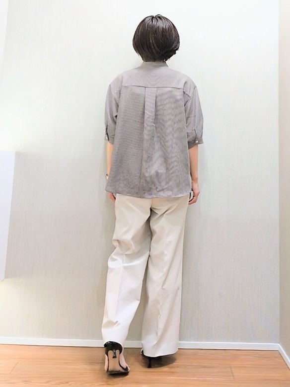 ミズタさんの「UNTITLED｜【接触冷感/通気性/洗える】スタンドカラーフリルブラウス」を使ったコーディネート