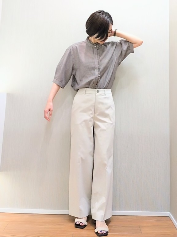 ミズタさんの「UNTITLED｜【接触冷感/通気性/洗える】スタンドカラーフリルブラウス」を使ったコーディネート