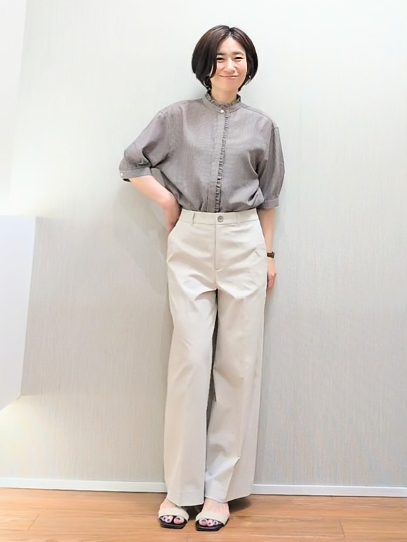 ミズタさんの「UNTITLED｜【接触冷感/通気性/洗える】スタンドカラーフリルブラウス」を使ったコーディネート