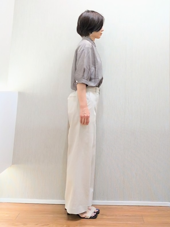 ミズタさんの「UNTITLED｜【接触冷感/通気性/洗える】スタンドカラーフリルブラウス」を使ったコーディネート