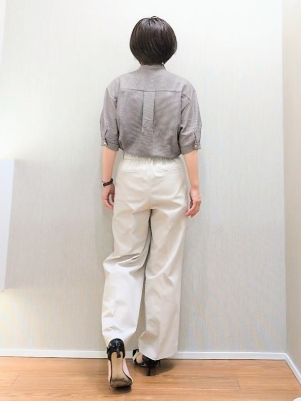ミズタさんの「UNTITLED｜【接触冷感/通気性/洗える】スタンドカラーフリルブラウス」を使ったコーディネート
