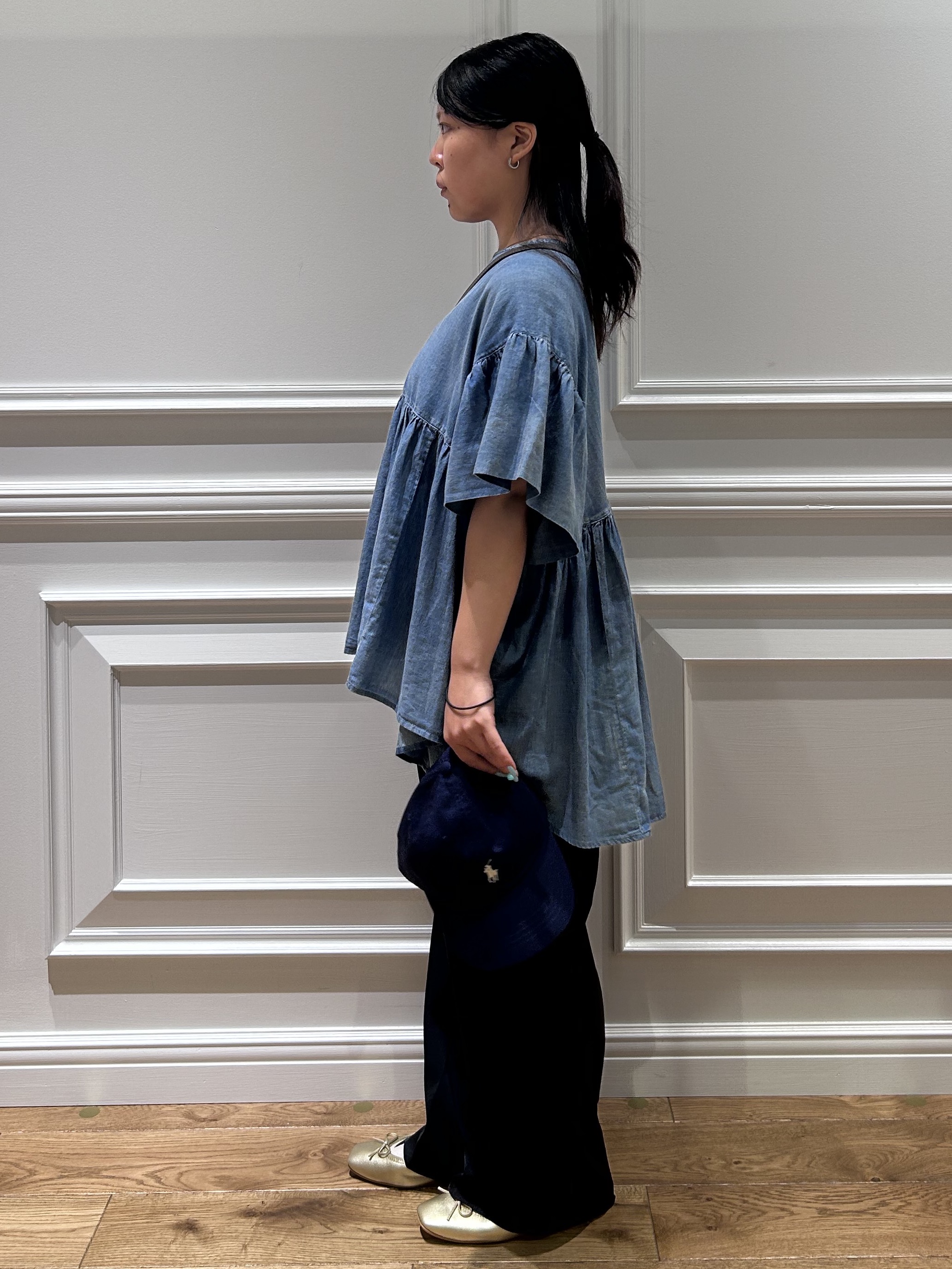 とりみさんの「DRESSTERIOR｜【涼しく着映え】シアーデニムAラインブラウス」を使ったコーディネート