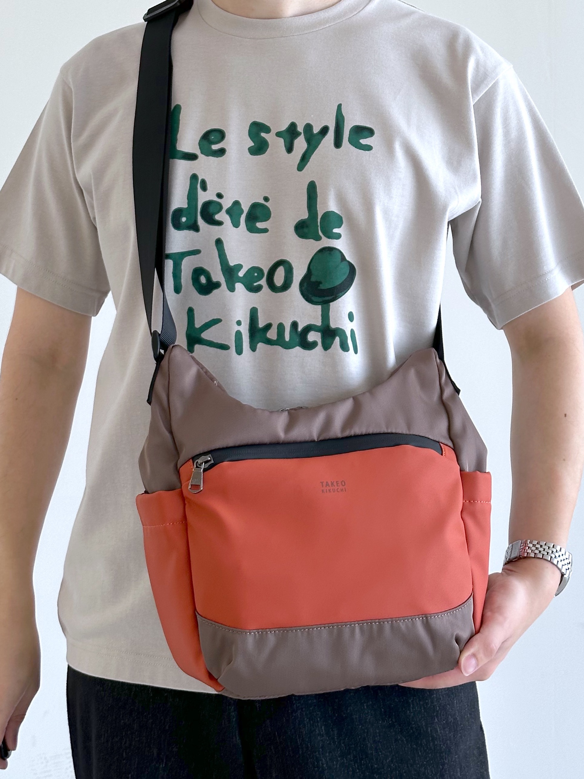 イッシーさんの「TAKEO KIKUCHI｜水彩ペイント アートロゴTシャツ」を使ったコーディネート