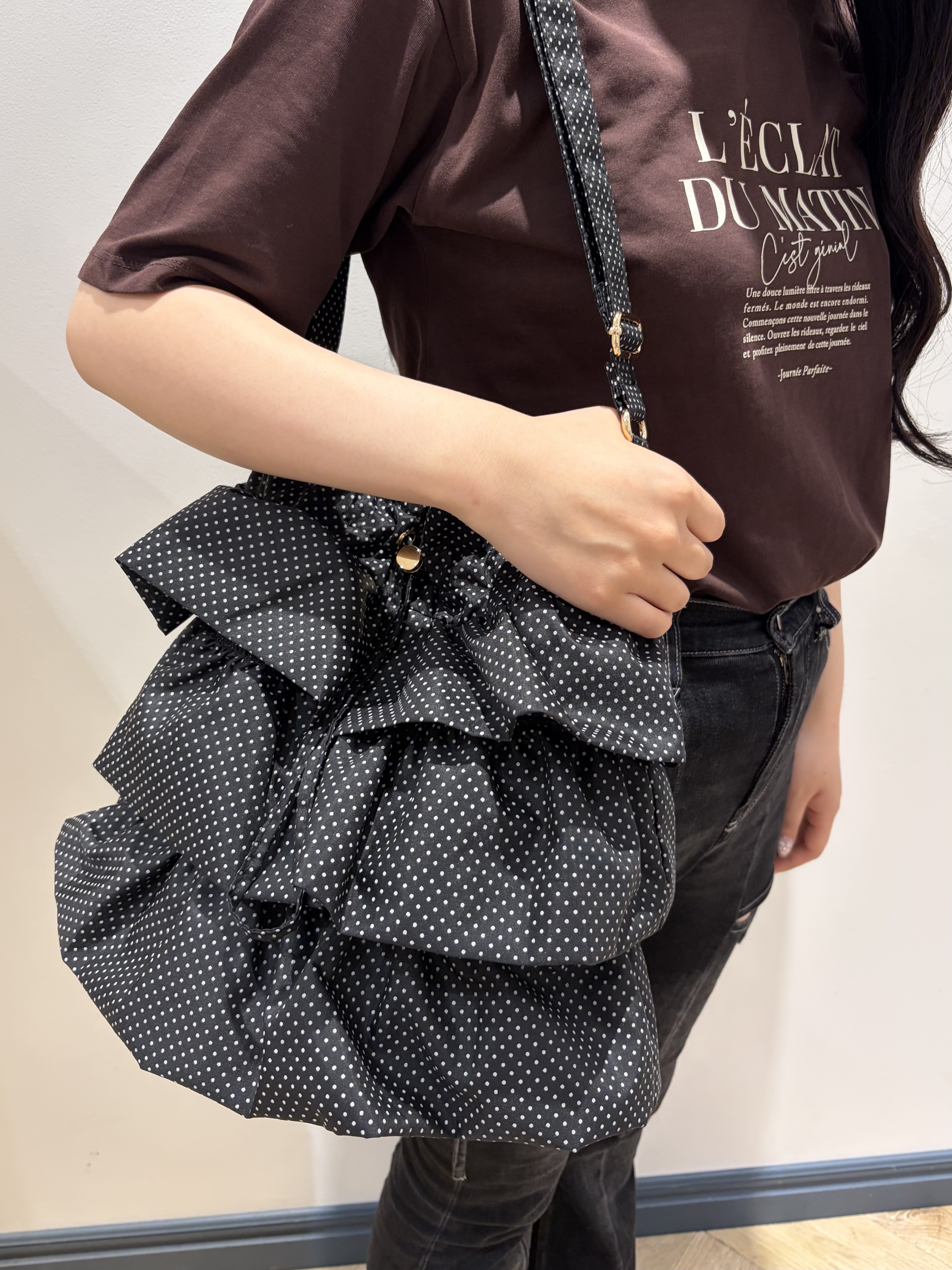 kikiさんの「grove｜人気BAGにドット柄・レースが新登場！ティアードドロストショルダー」を使ったコーディネート