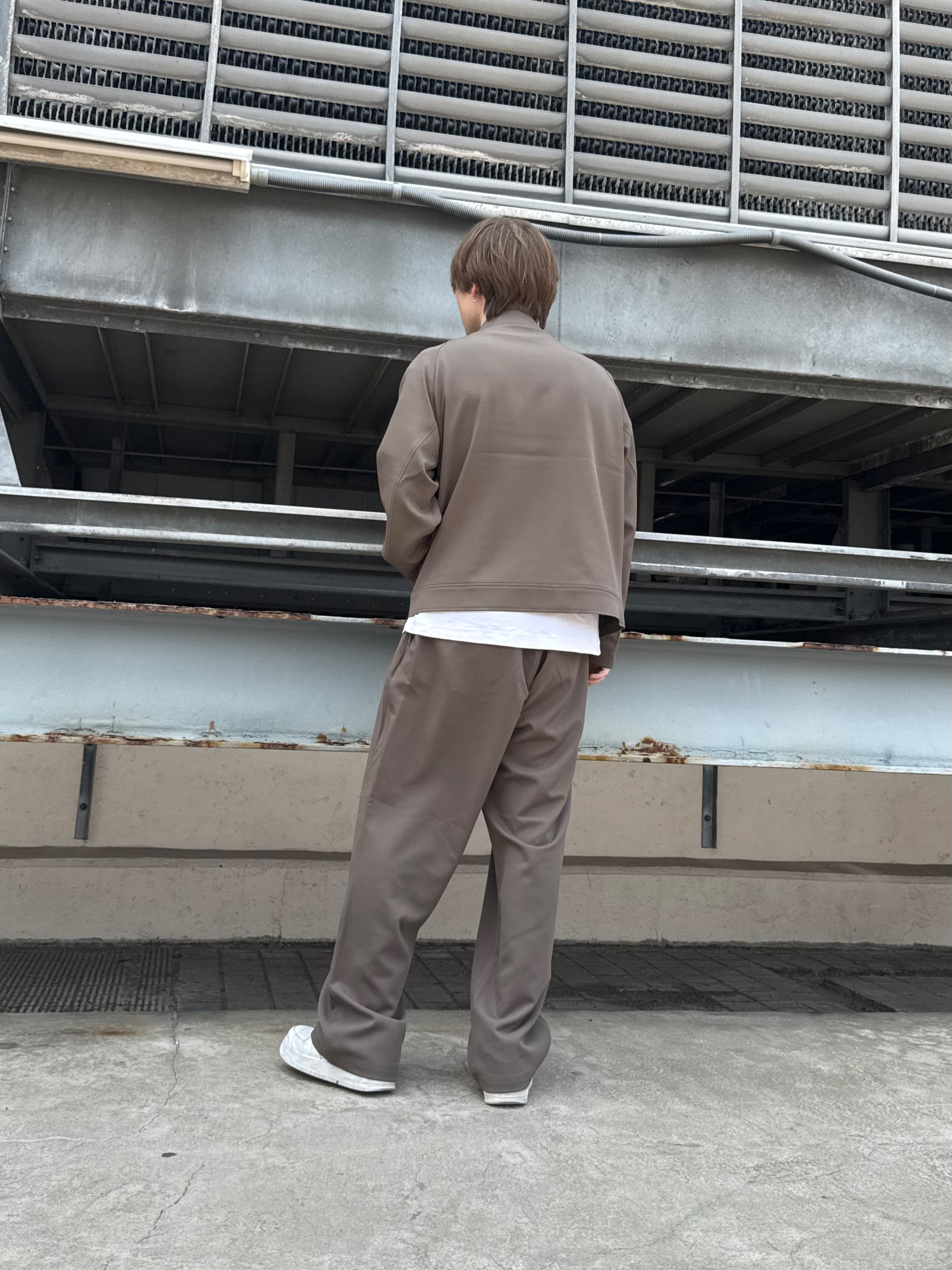 カネダさんの「tk.TAKEO KIKUCHI｜【防シワ／ストレッチ/セット対応可】smart shift seriesワイドストレートパンツ」を使ったコーディネート