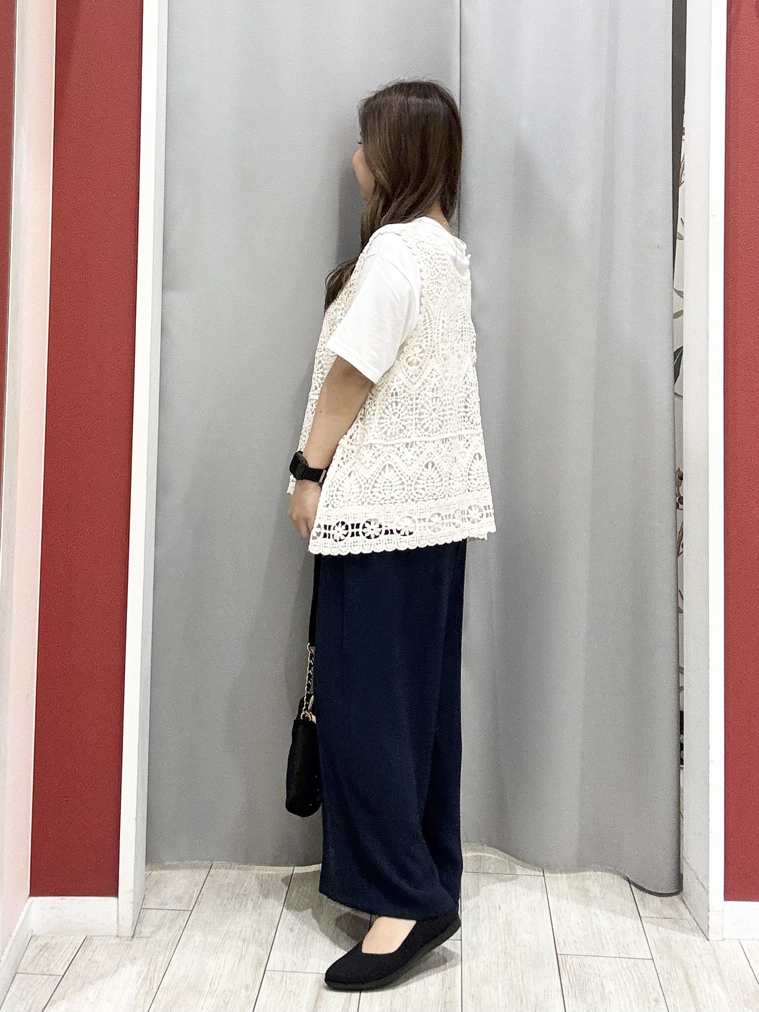 shioさんの「SHOO･LA･RUE｜【2点セット/体型カバー】瞬間レイヤードコーデが完成 クロシェ編みベスト+ロゴT」を使ったコーディネート