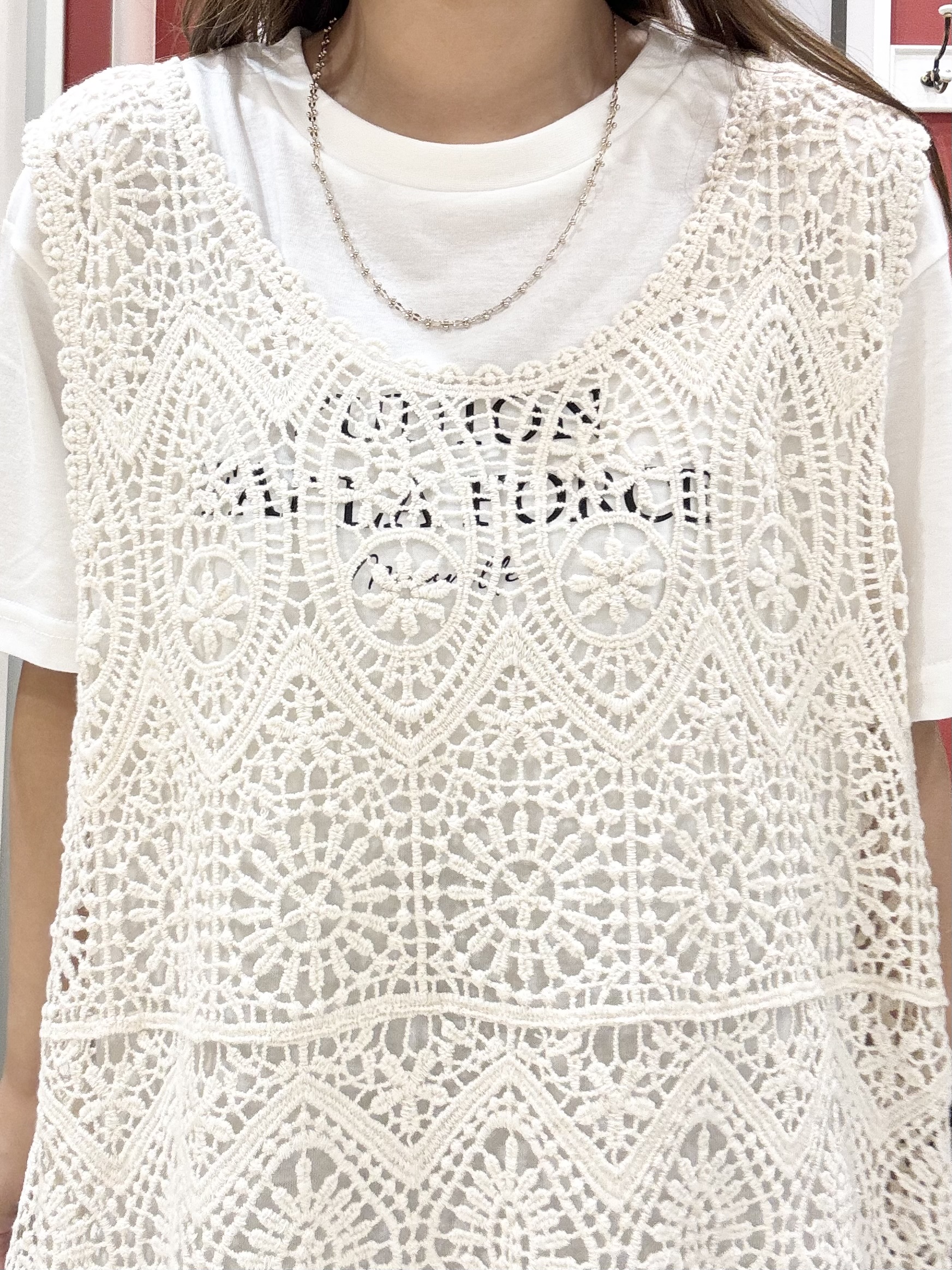 shioさんの「SHOO･LA･RUE｜【2点セット/体型カバー】瞬間レイヤードコーデが完成 クロシェ編みベスト+ロゴT」を使ったコーディネート