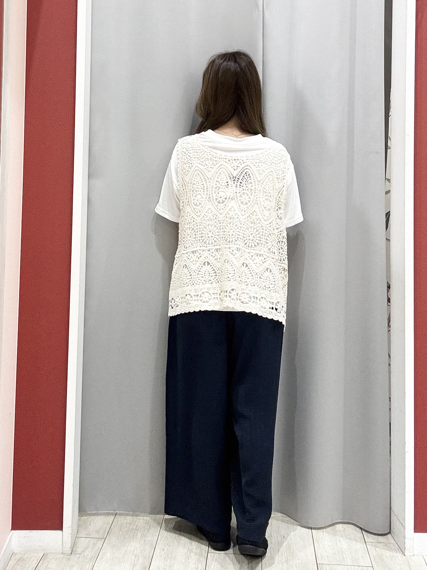 shioさんの「SHOO･LA･RUE｜【2点セット/体型カバー】瞬間レイヤードコーデが完成 クロシェ編みベスト+ロゴT」を使ったコーディネート