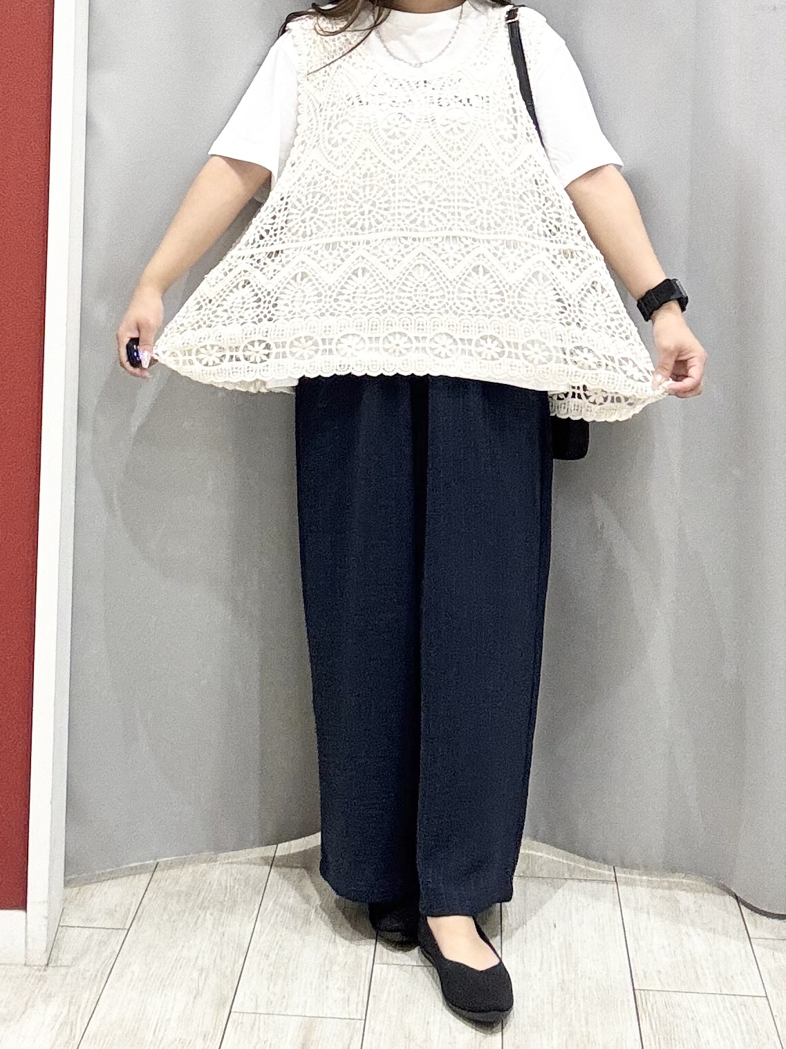 shioさんの「SHOO･LA･RUE｜【2点セット/体型カバー】瞬間レイヤードコーデが完成 クロシェ編みベスト+ロゴT」を使ったコーディネート