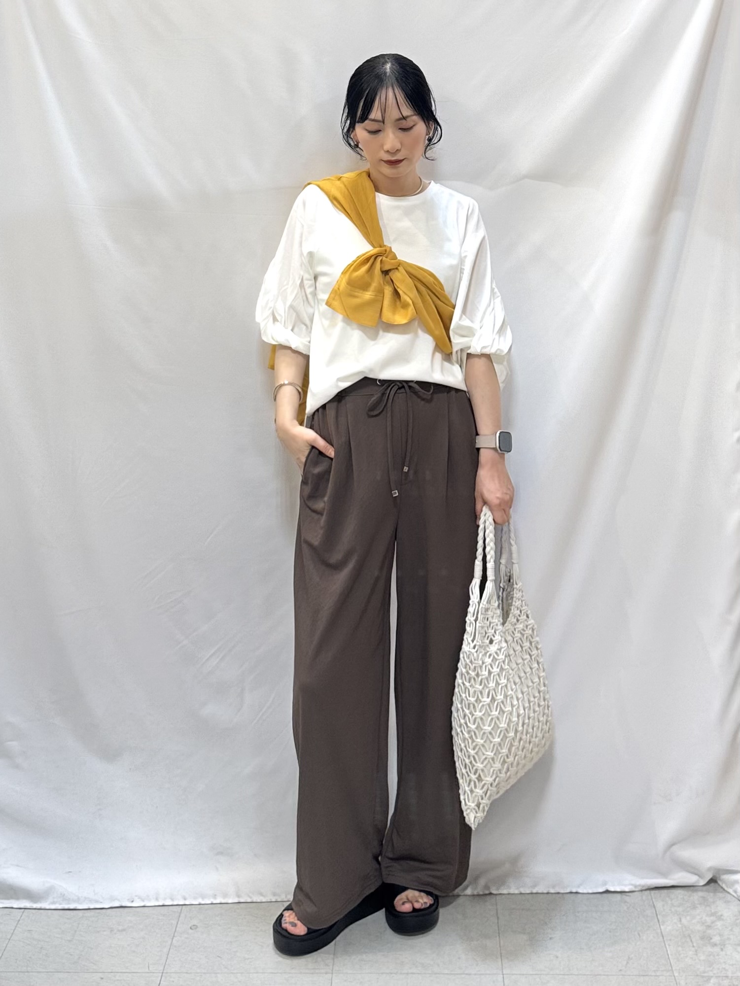 𝐇𝐢𝐫𝐨𝐦𝐢さんの「SHOO･LA･RUE｜【洗濯機可】ダブルポケット 楊柳しぼしぼシアーシャツ」を使ったコーディネート