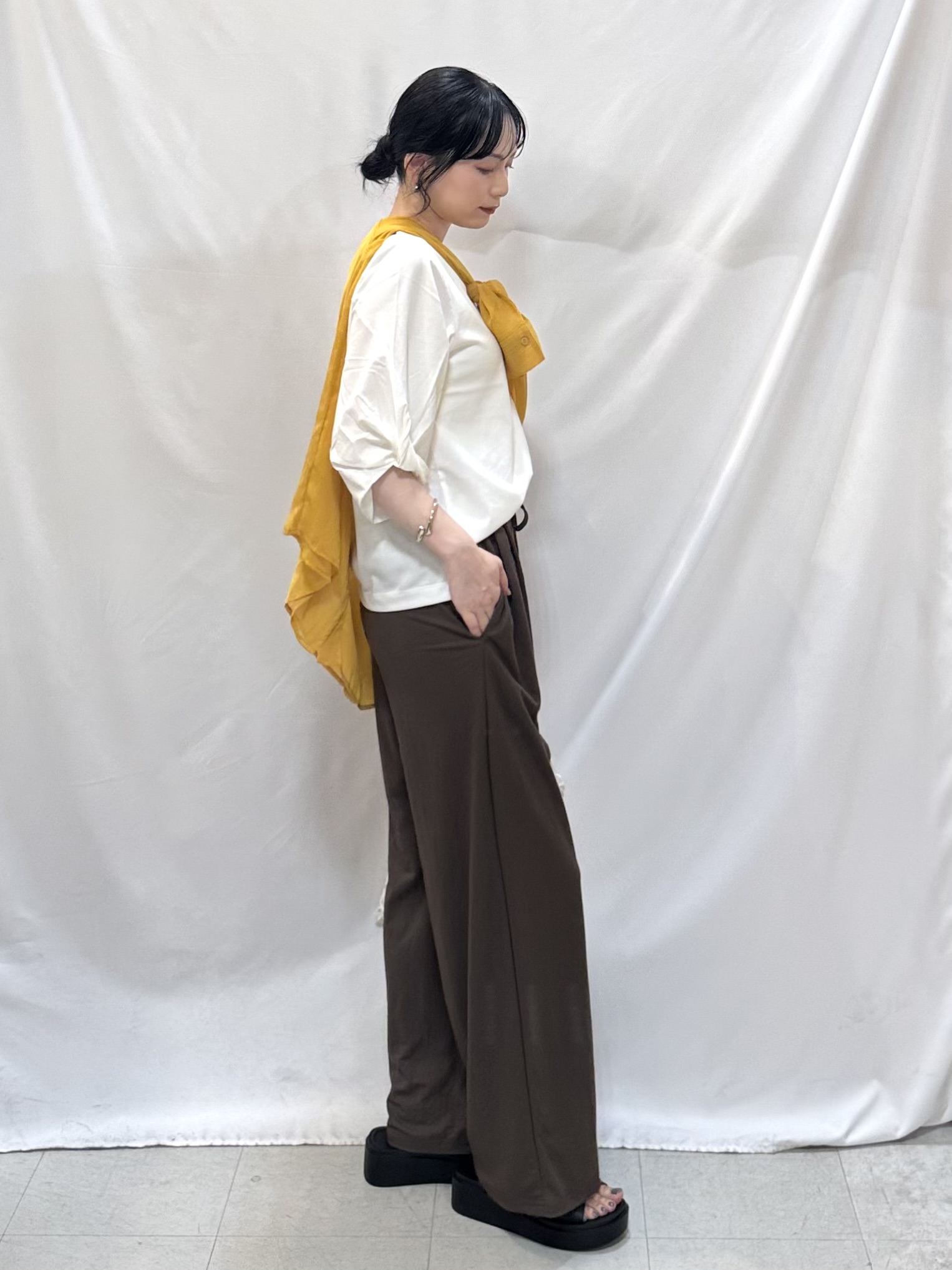 𝐇𝐢𝐫𝐨𝐦𝐢さんの「SHOO･LA･RUE｜【洗濯機可】ダブルポケット 楊柳しぼしぼシアーシャツ」を使ったコーディネート
